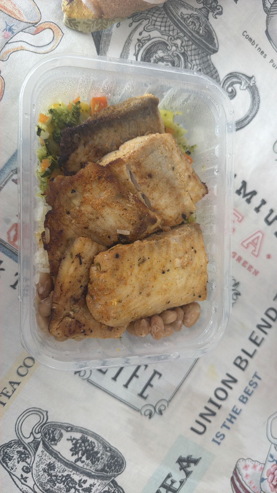 Peixe com arroz e legumes