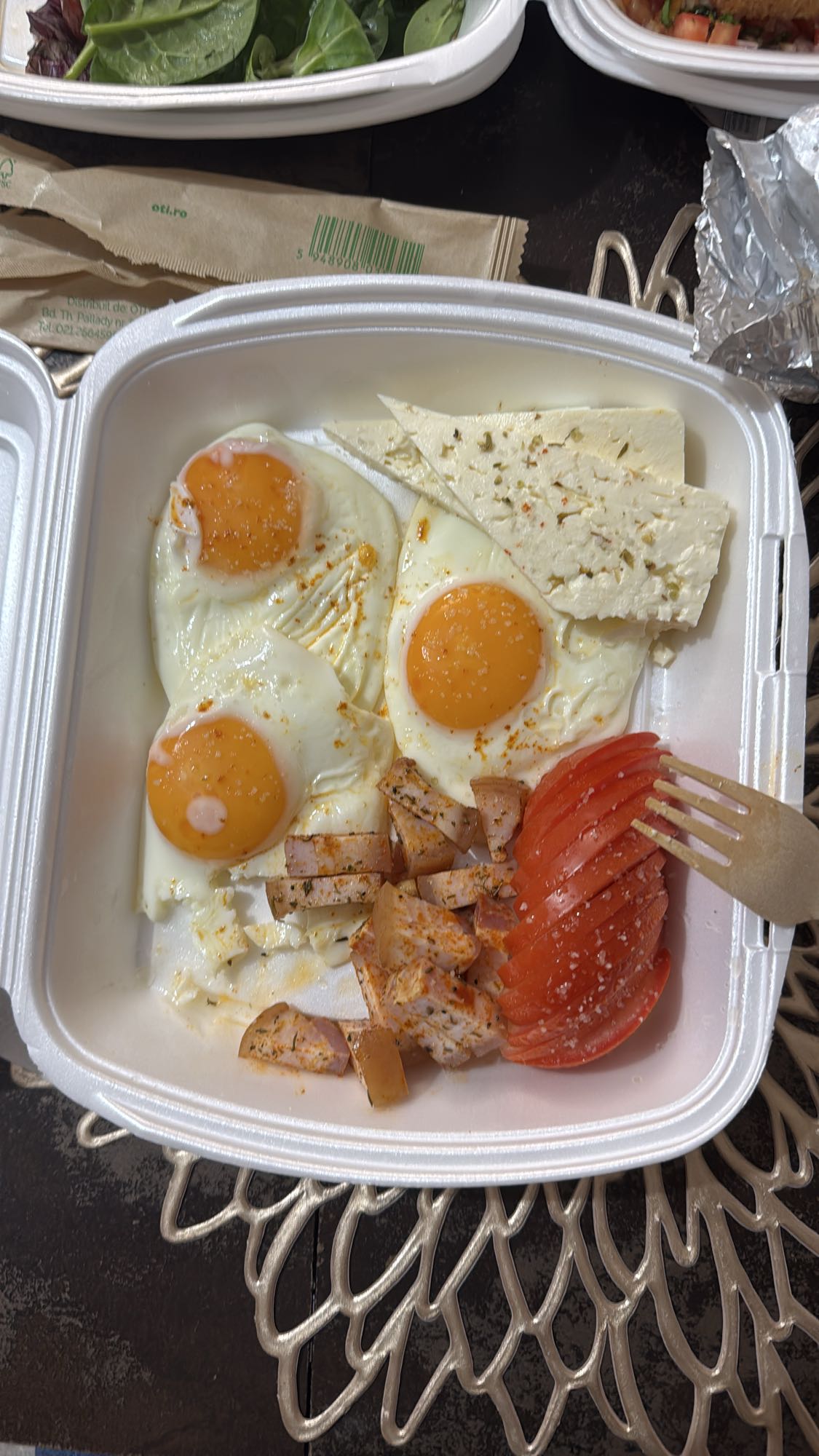 Mic dejun cu ouă și brânză