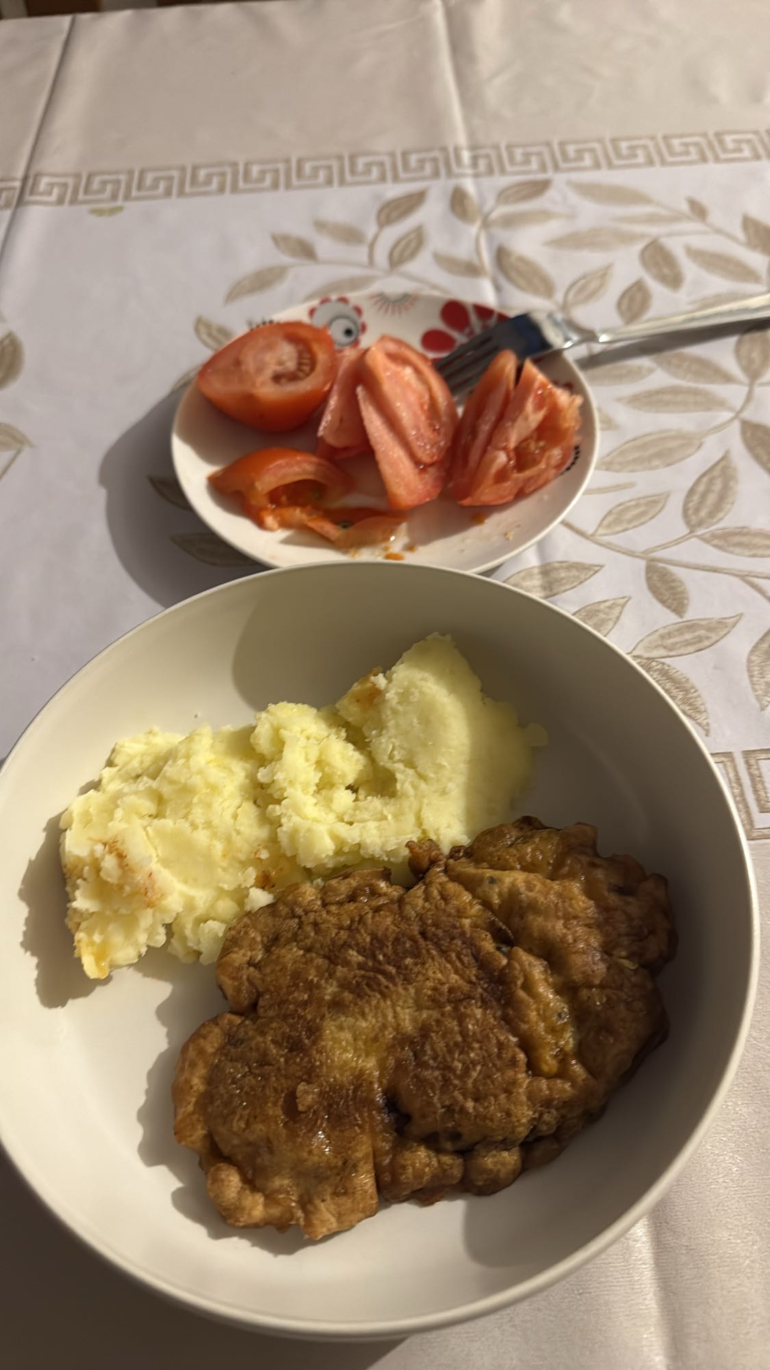 Piure cu șnițel și roșii