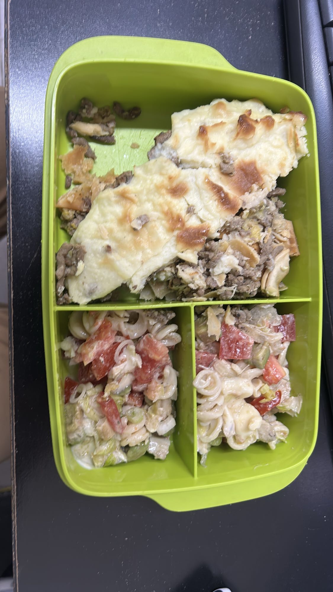 Pastel de carne y ensalada de pasta
