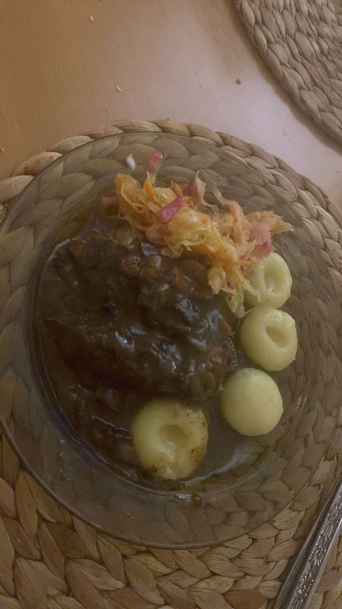 kluski z wołowiną i surówką