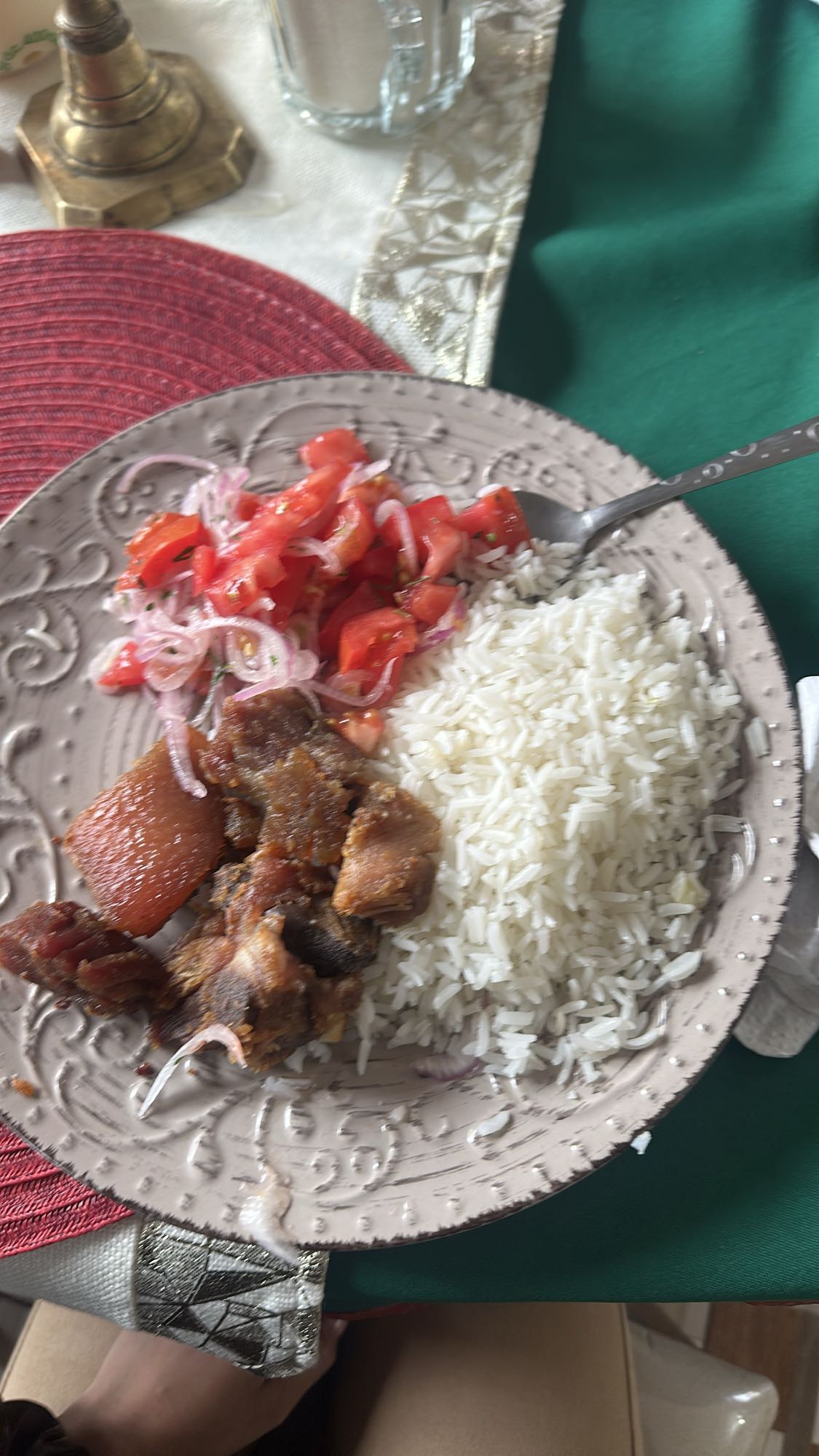 Arroz con carne y ensalada