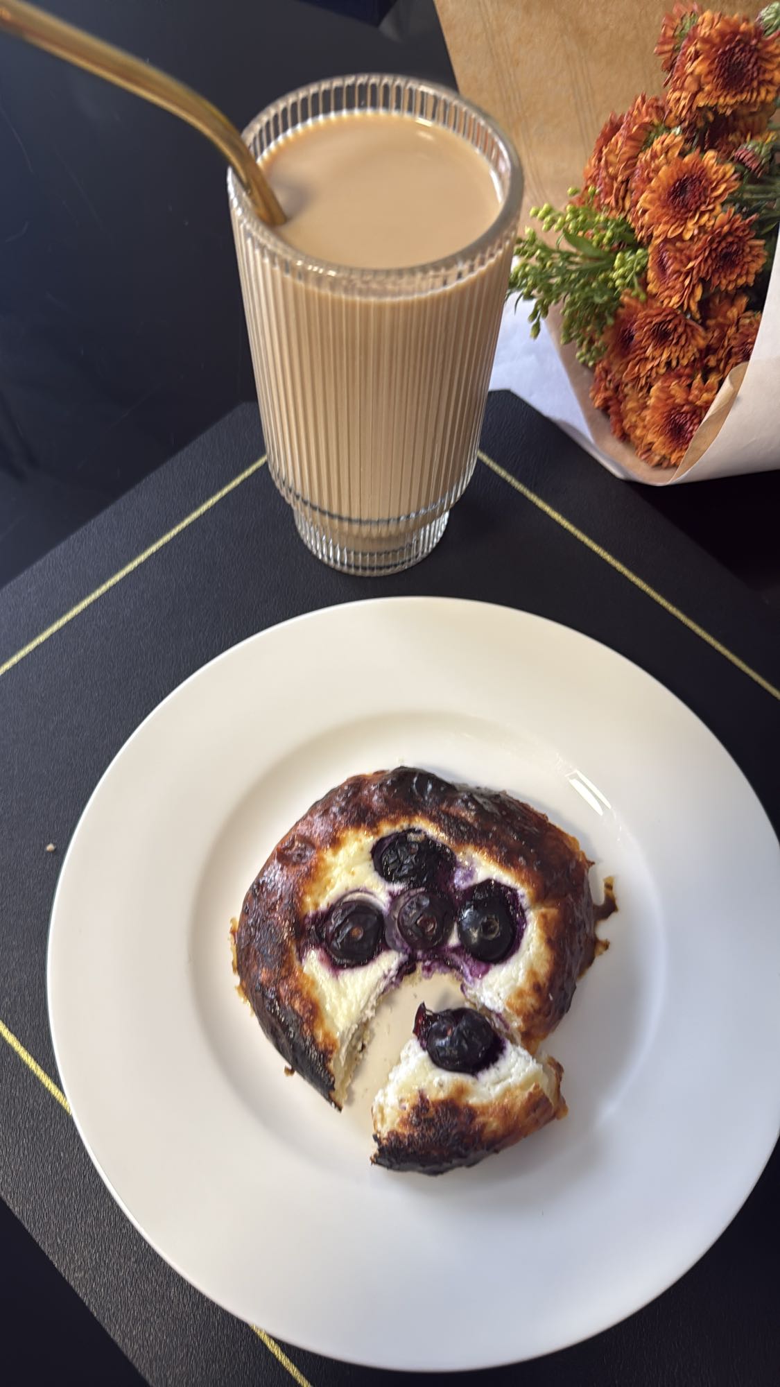 Gâteau aux myrtilles et café