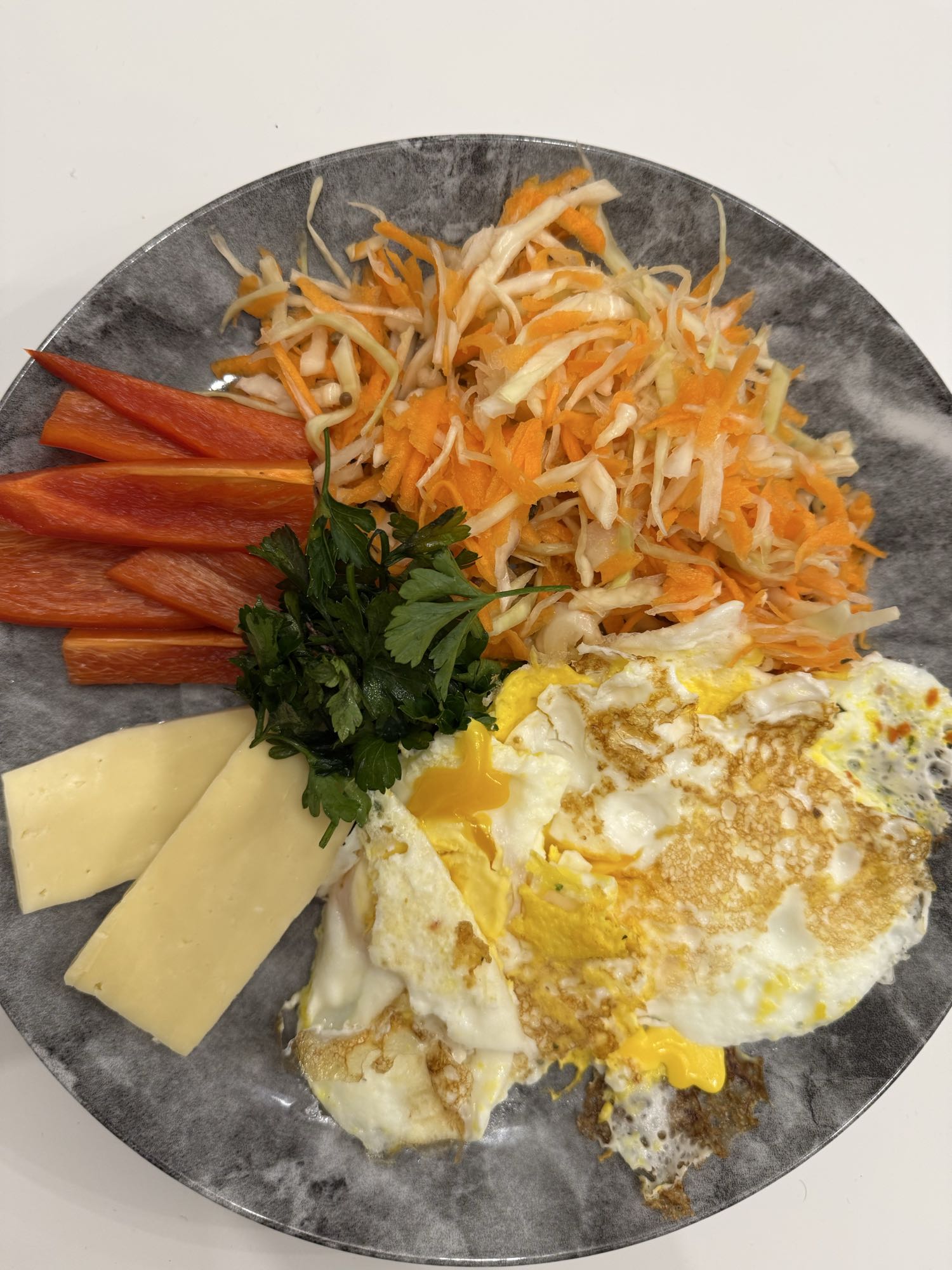 Assiette œufs et crudités