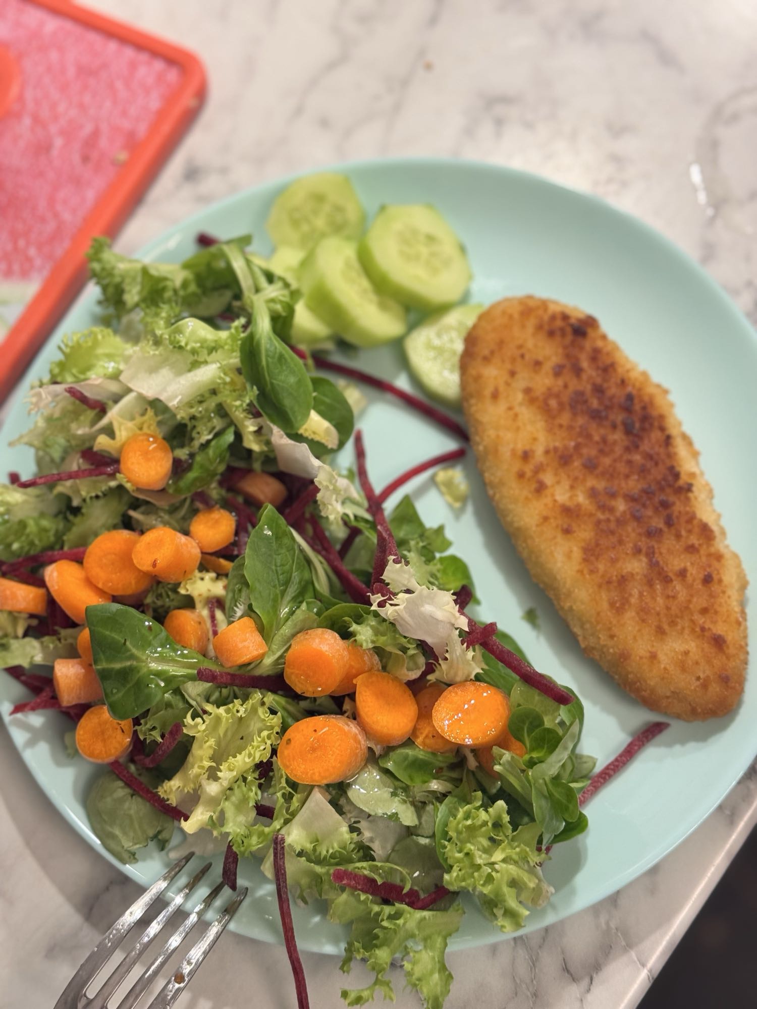 Котлета с салатом и огурцом