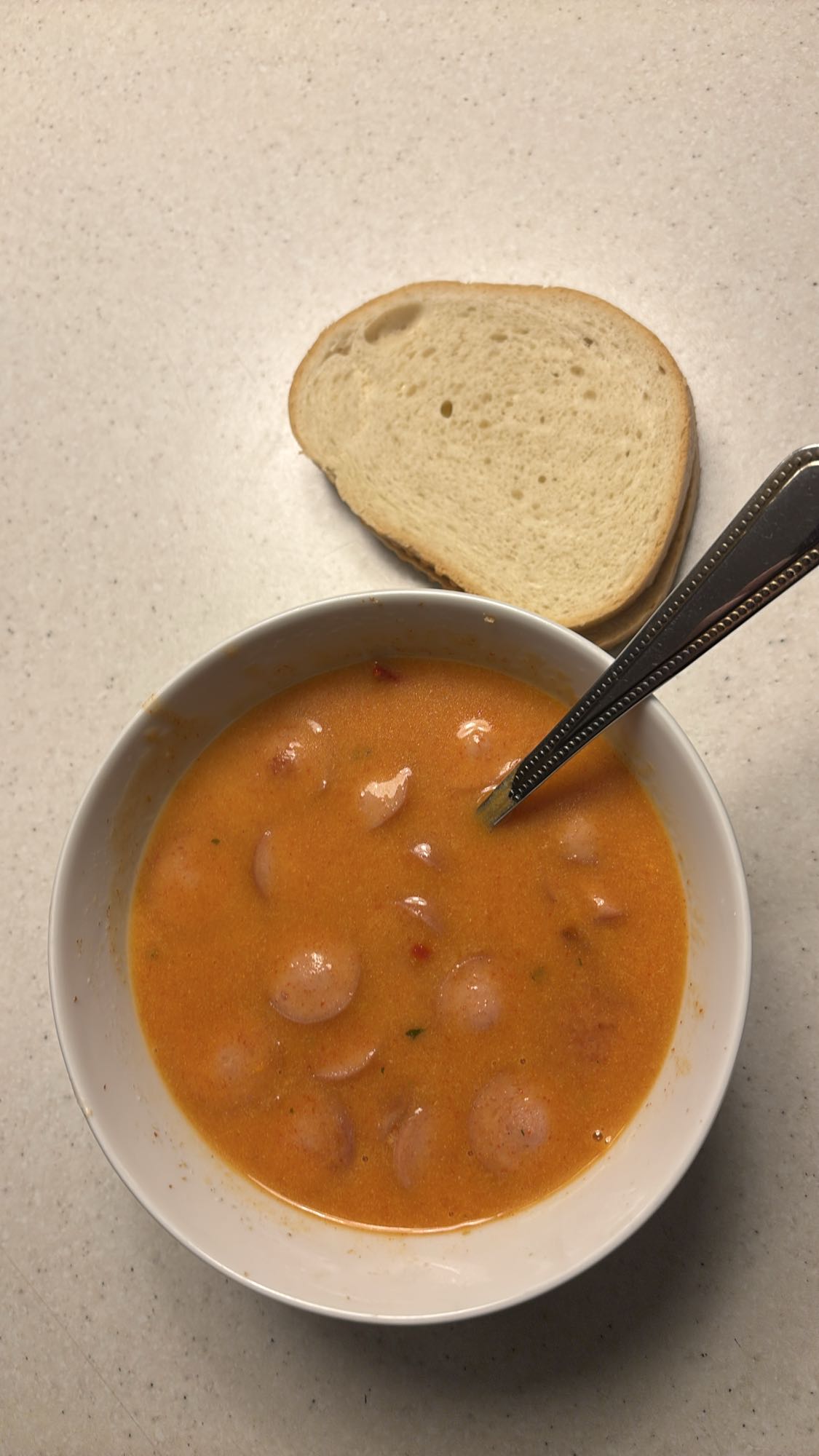 Pølsesuppe med brød