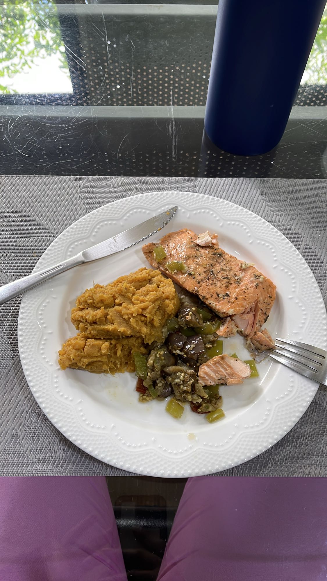 salmón con batata y vegetales