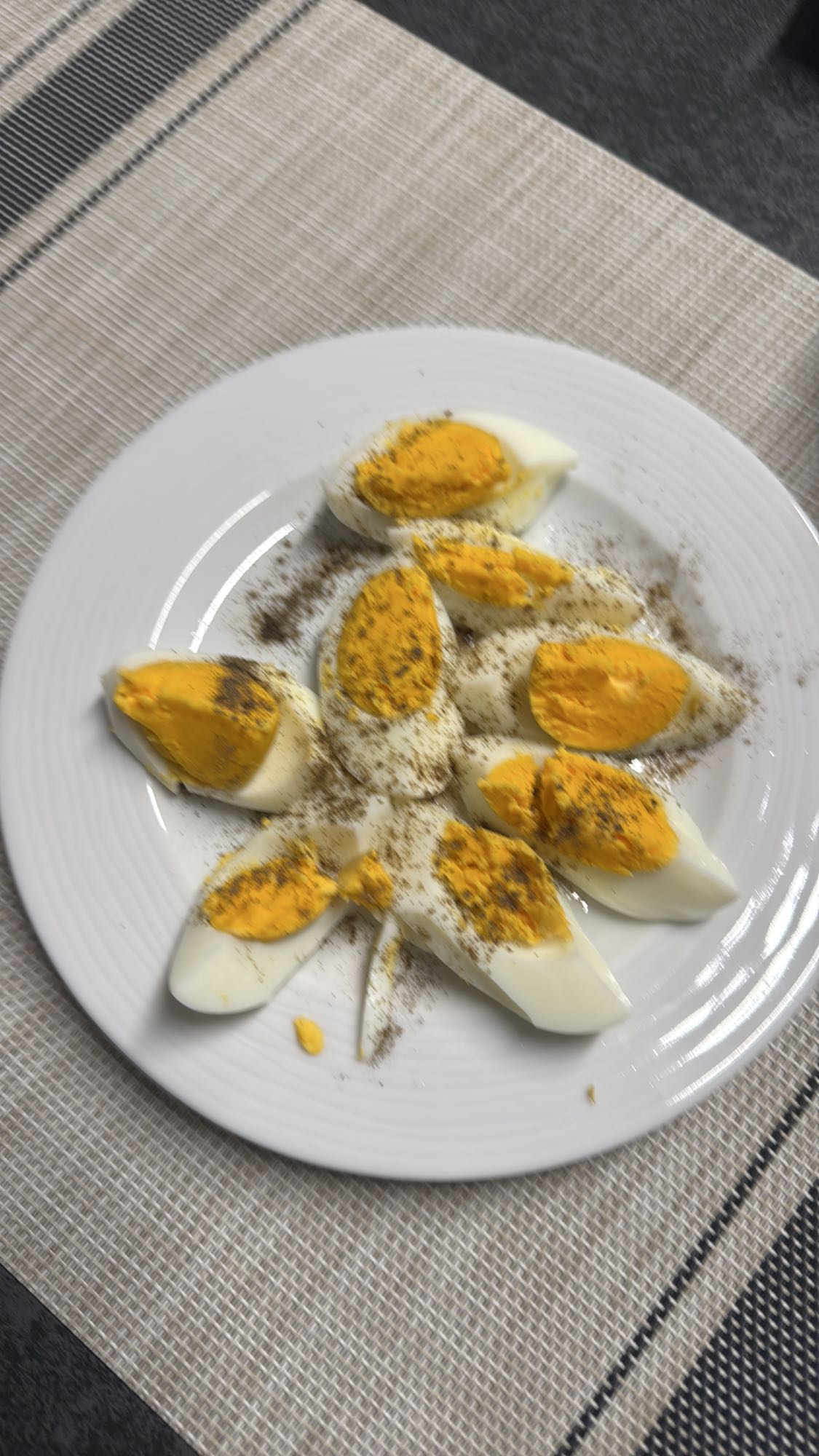 Gekochte Eier mit Gewürzen