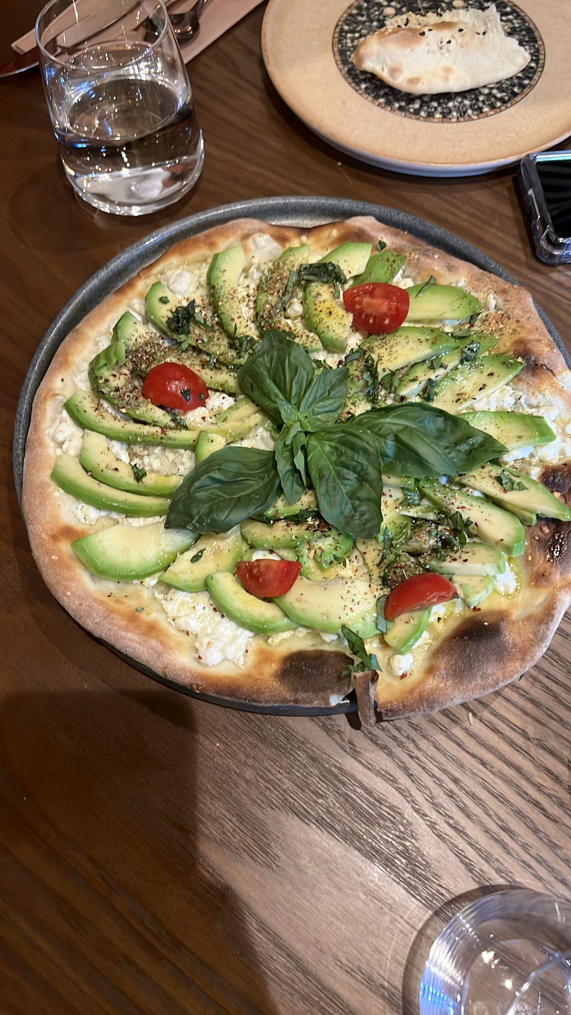 Pizza cu avocado și brânză