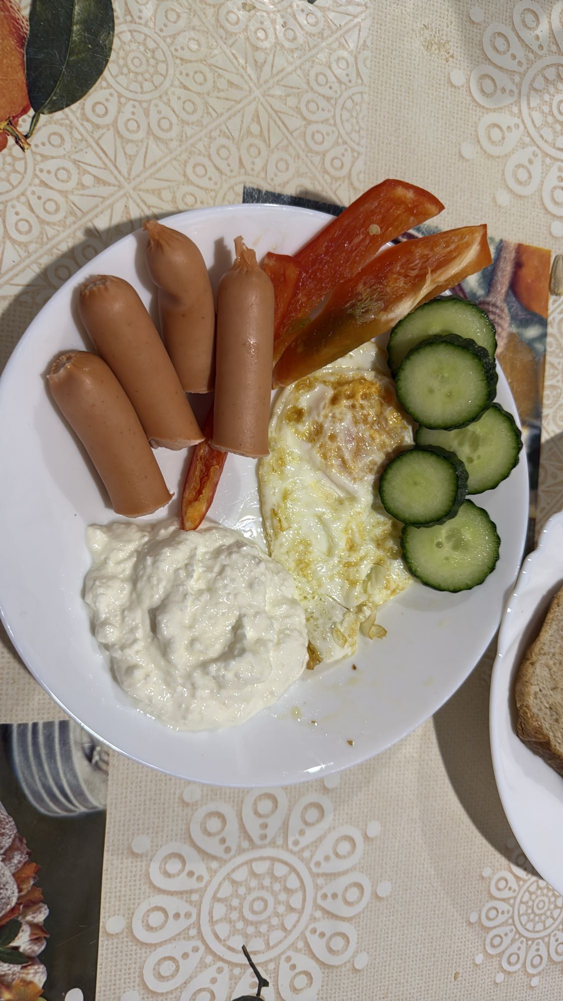 Mic dejun cu ou și crenvurști