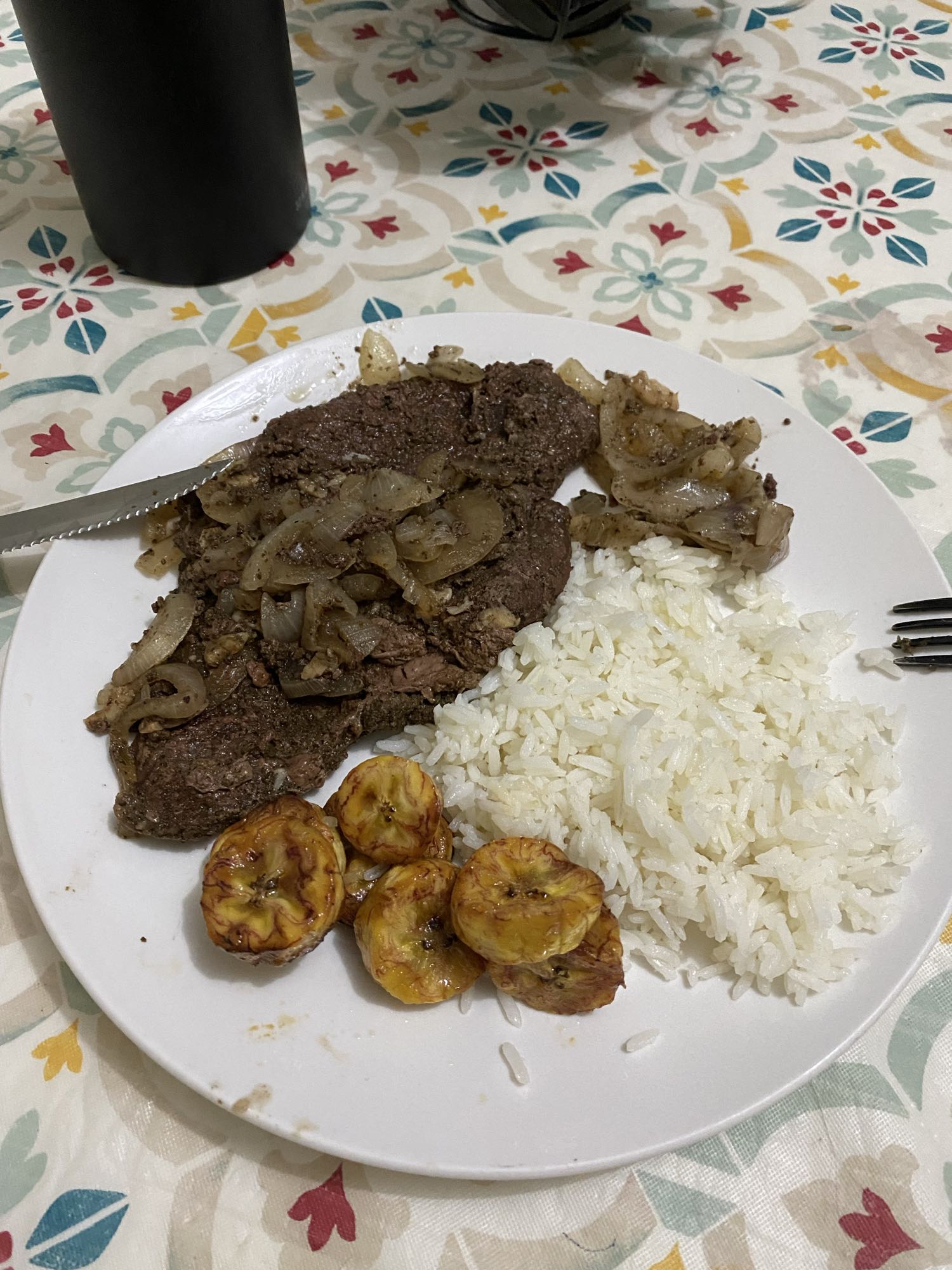 Filete de res con arroz blanco y plátano maduro al air fríe