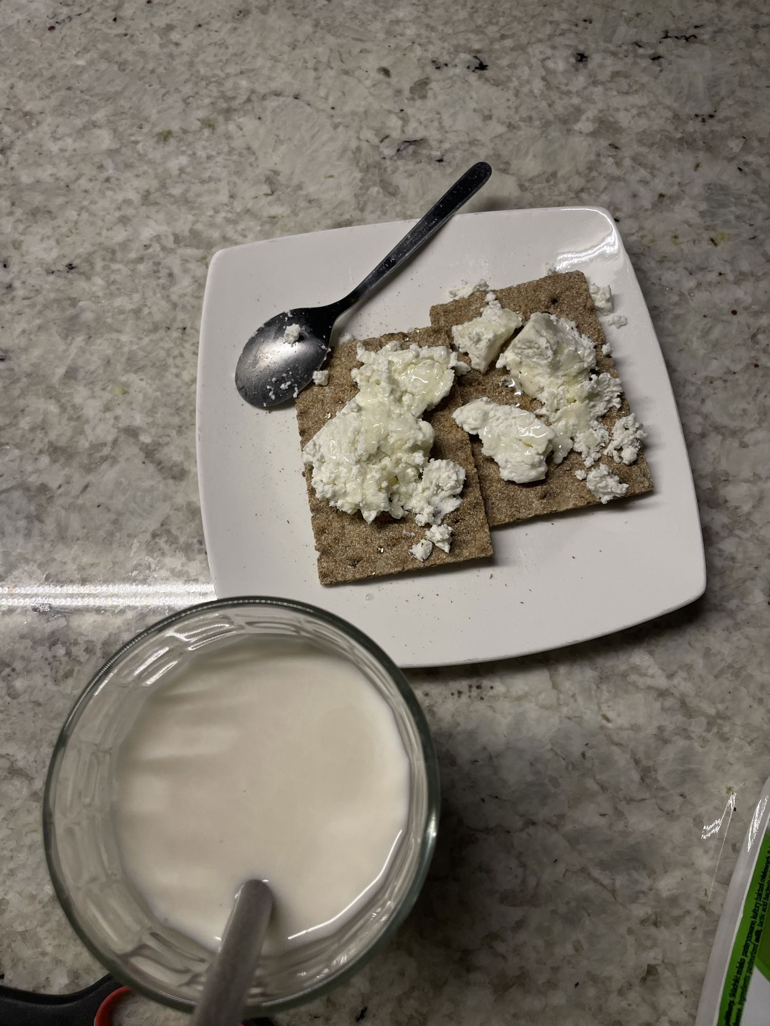 Chrupkie pieczywo z twarogiem i mlekiem