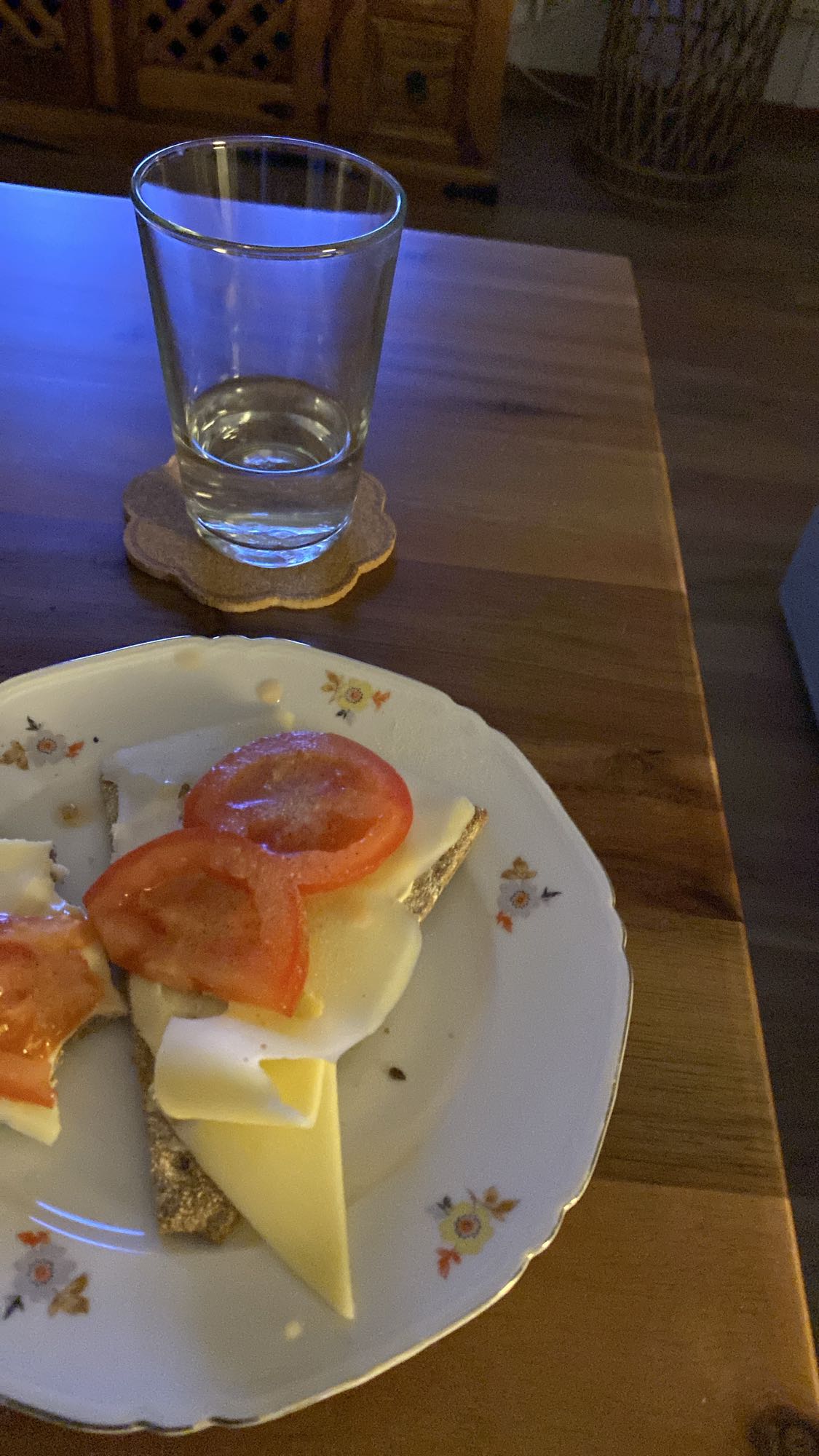 Knäckebröd med ost och tomat