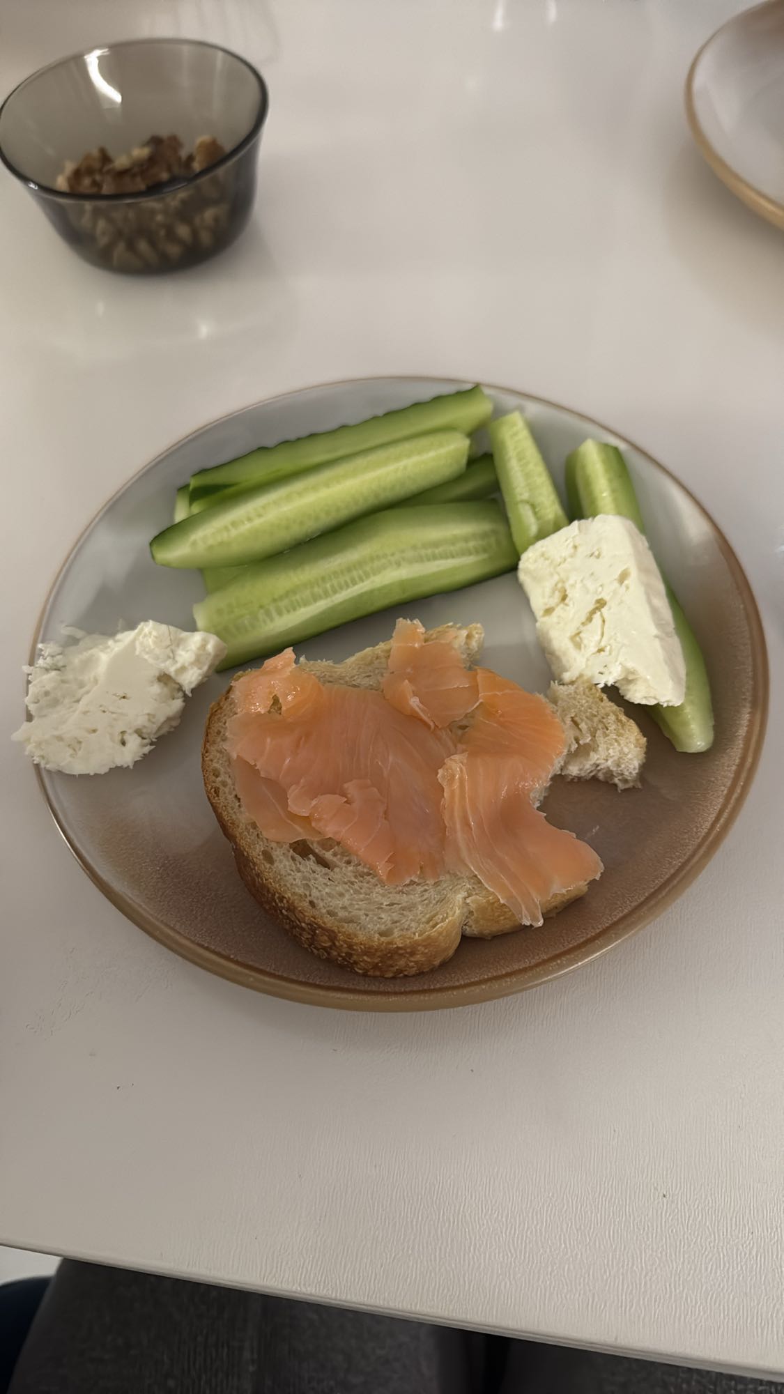 Mic dejun cu somon și brânză