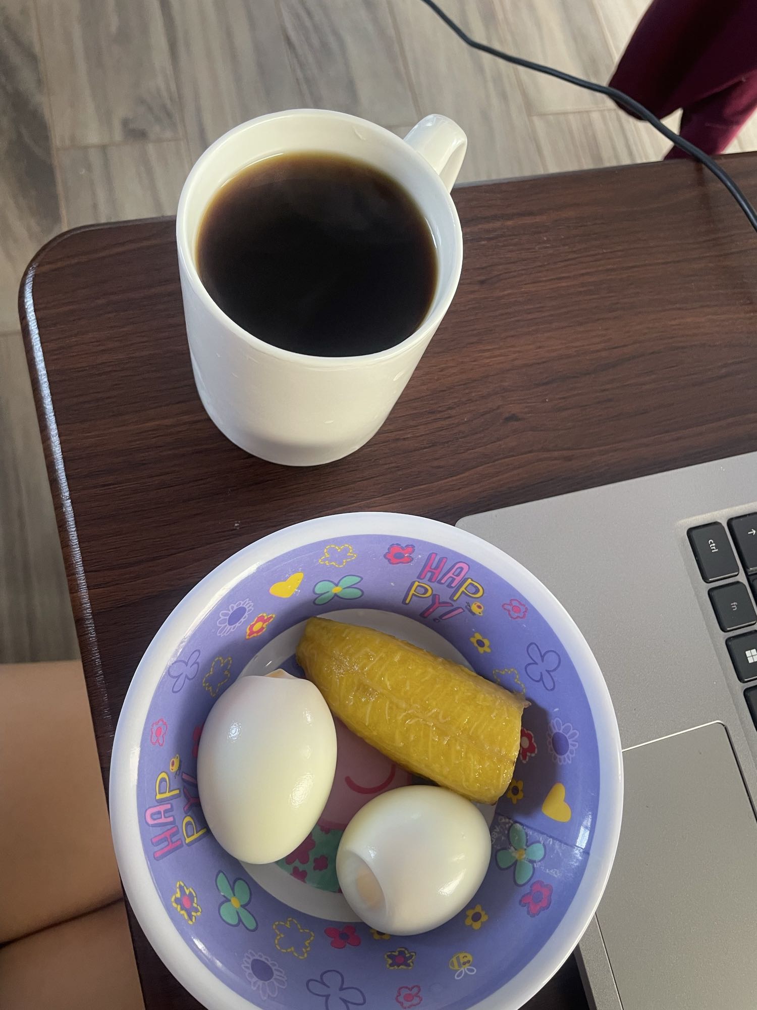 Desayuno huevo y café