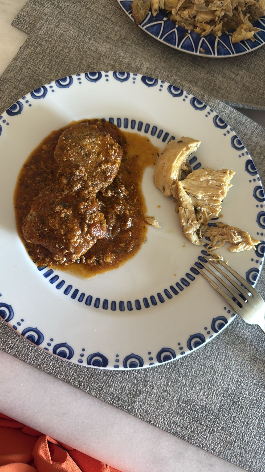 pollo y carne en salsa