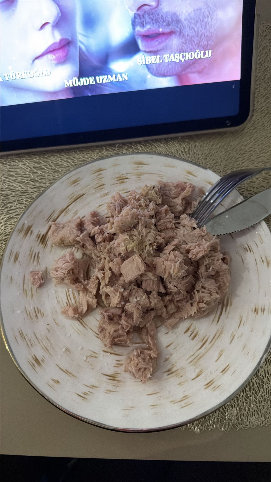 тунец на тарелке