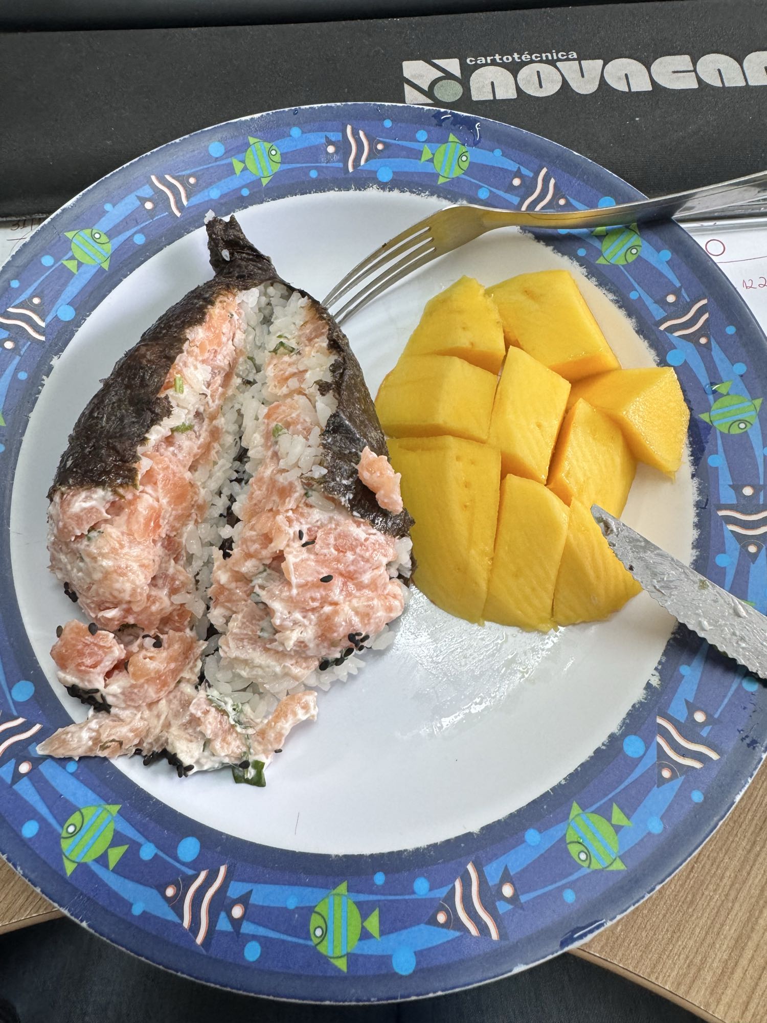 Oniguiri de salmão e manga