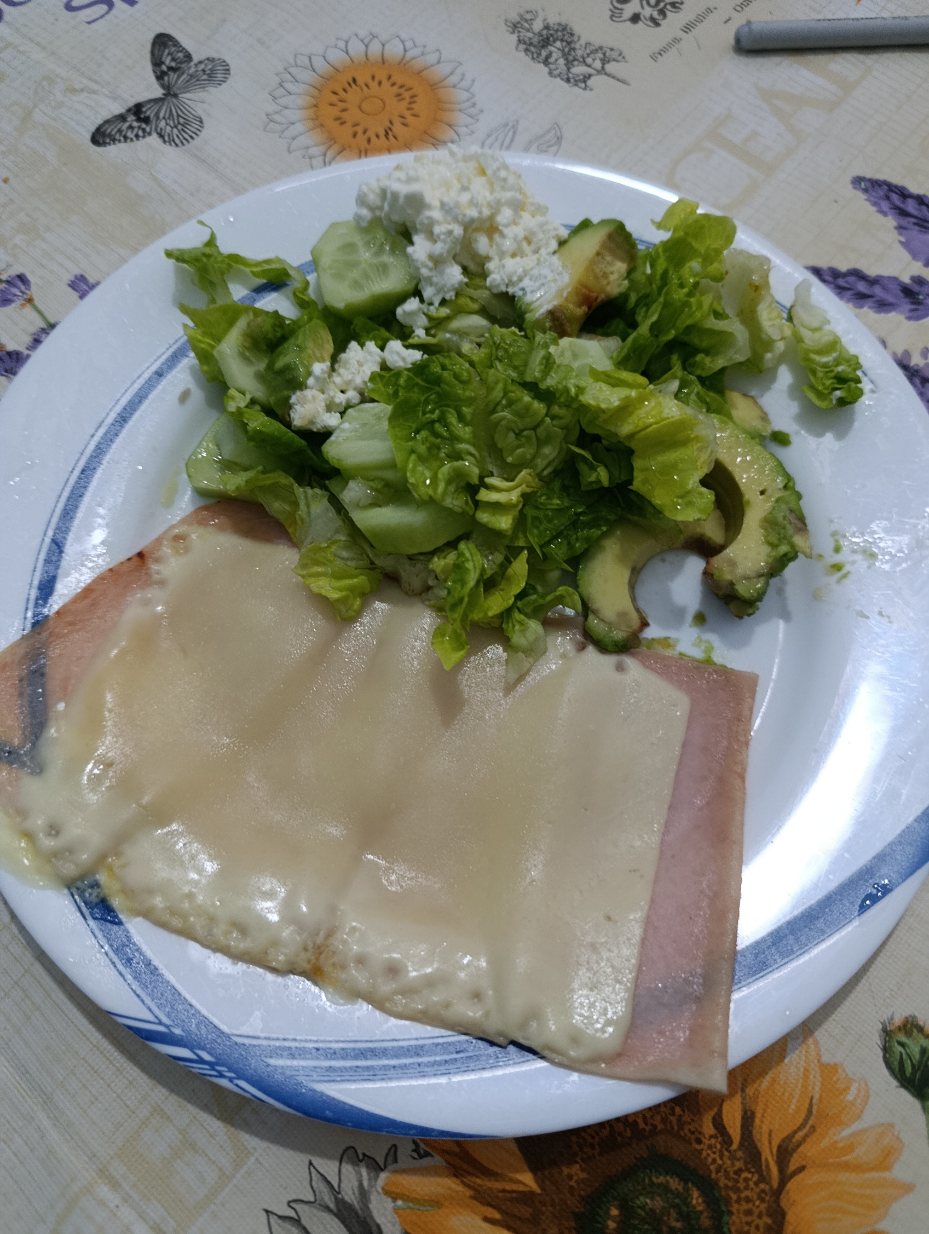 Ensalada y jamón con queso