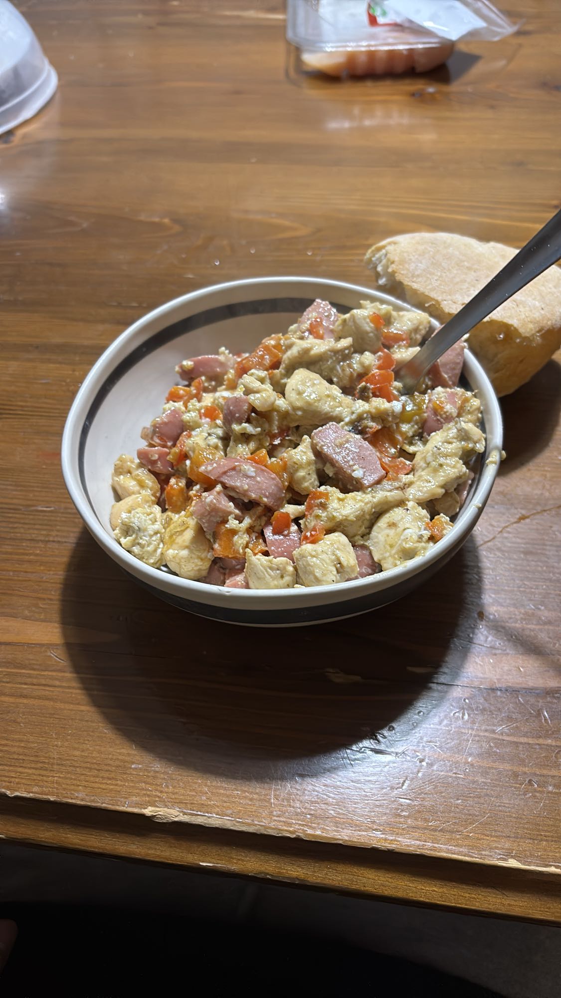 Pollo con salchicha y pan