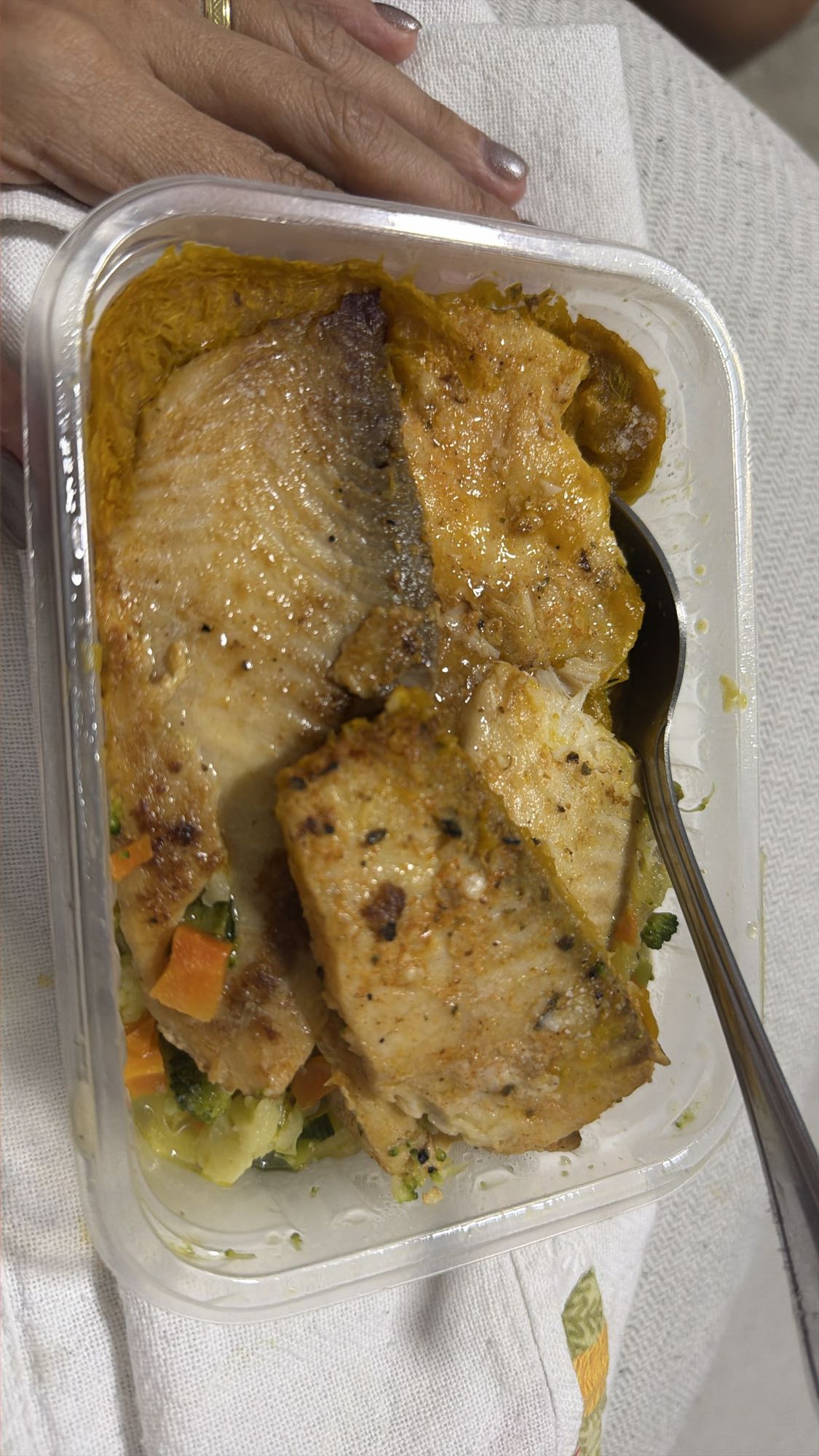Peixe grelhado com legumes