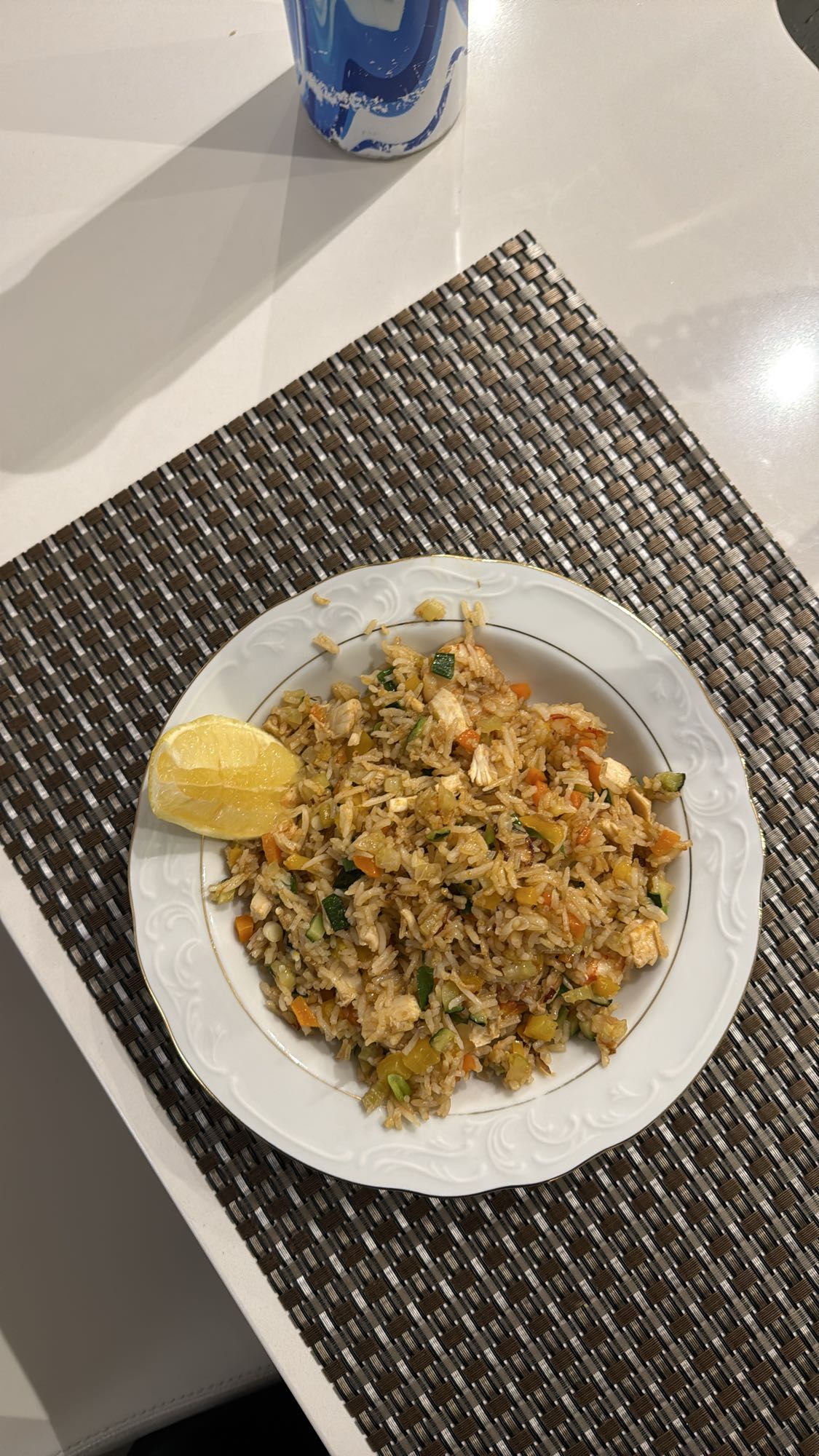 Riz sauté au poulet et légumes