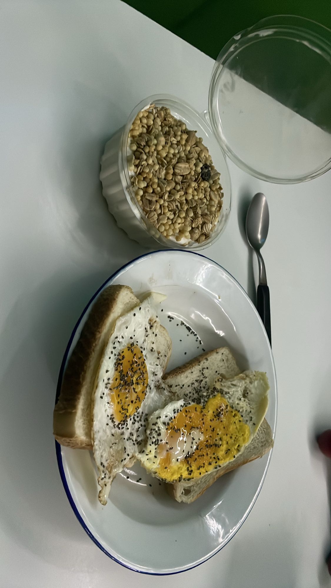 Desayuno con huevo y cereal