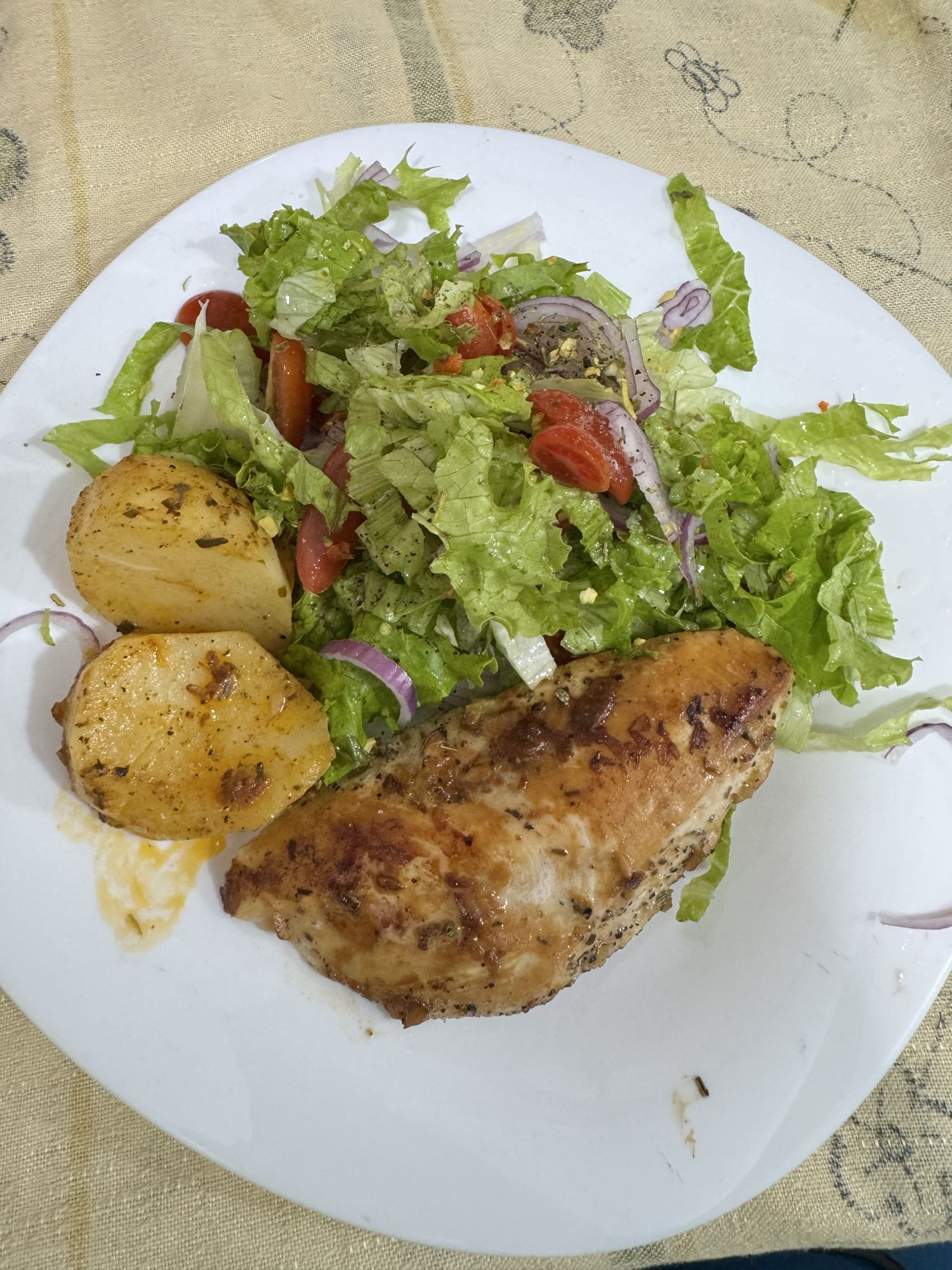 Frango com batata e salada