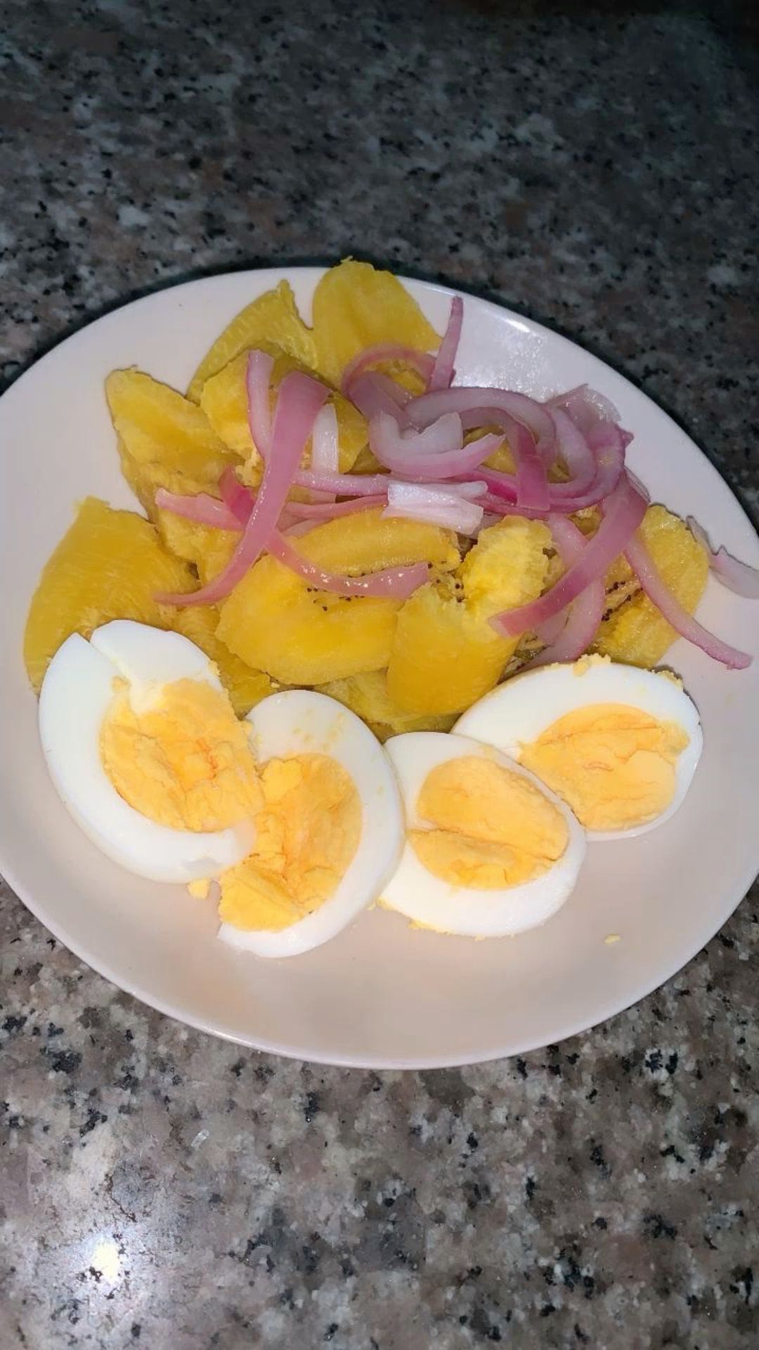 huevo con plátano y cebolla