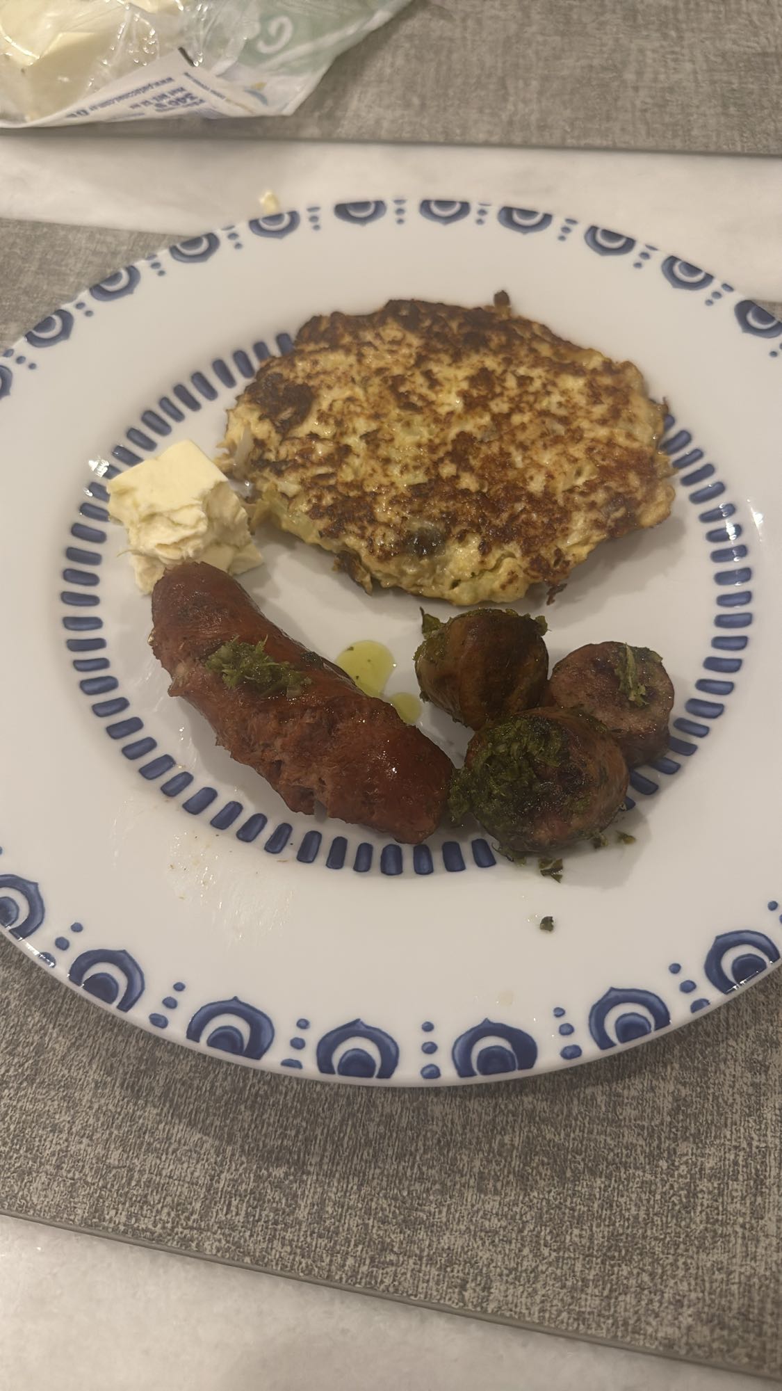 salchicha, panqueque y manteca