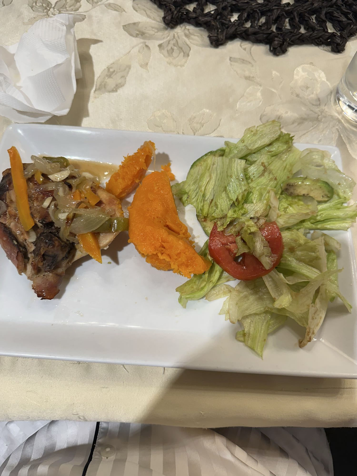 Pollo con calabaza y ensalada