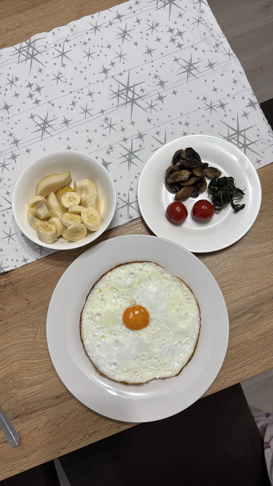 Mic dejun cu ou și fructe