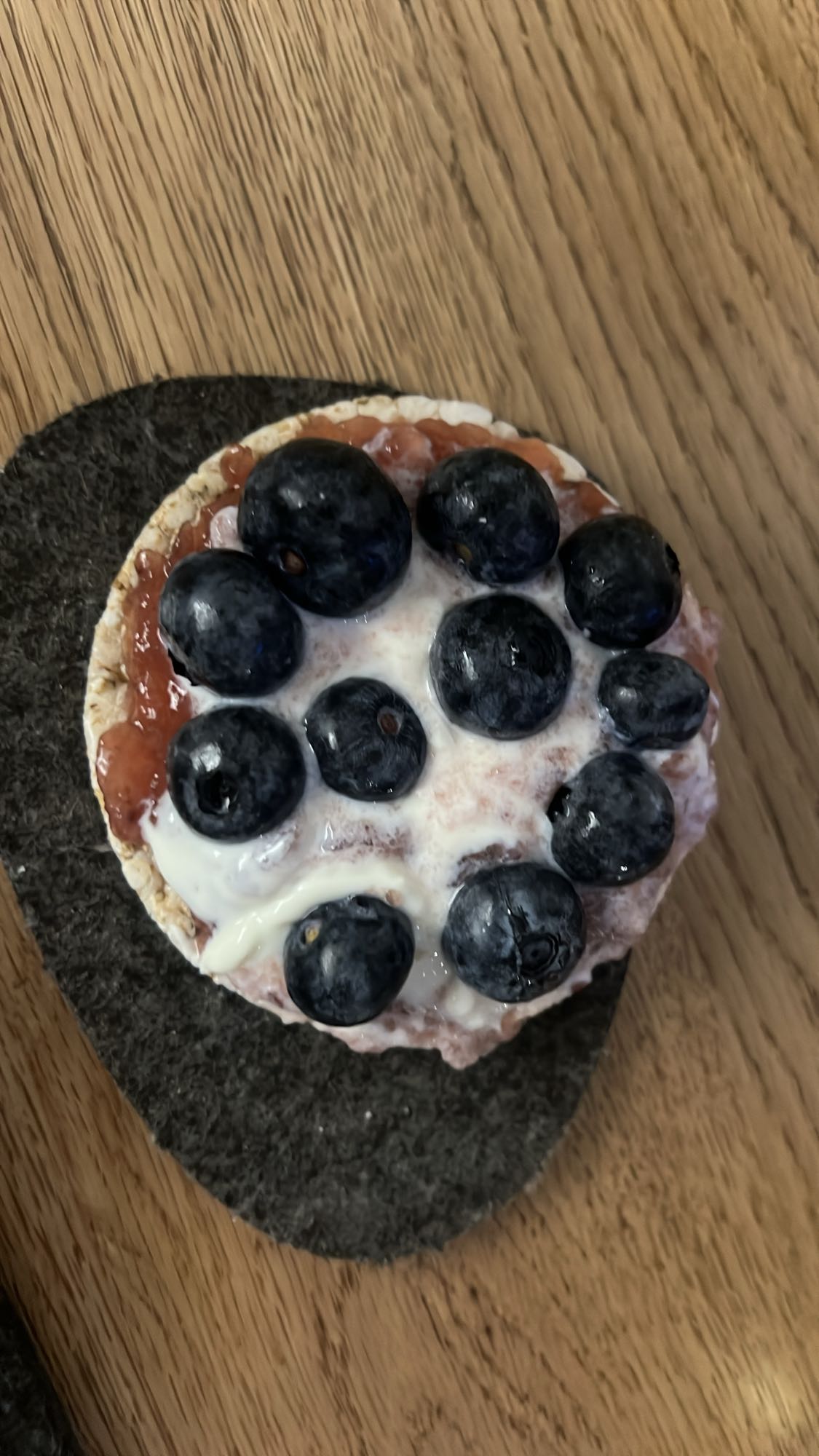 Rice cake with yogurt & berries