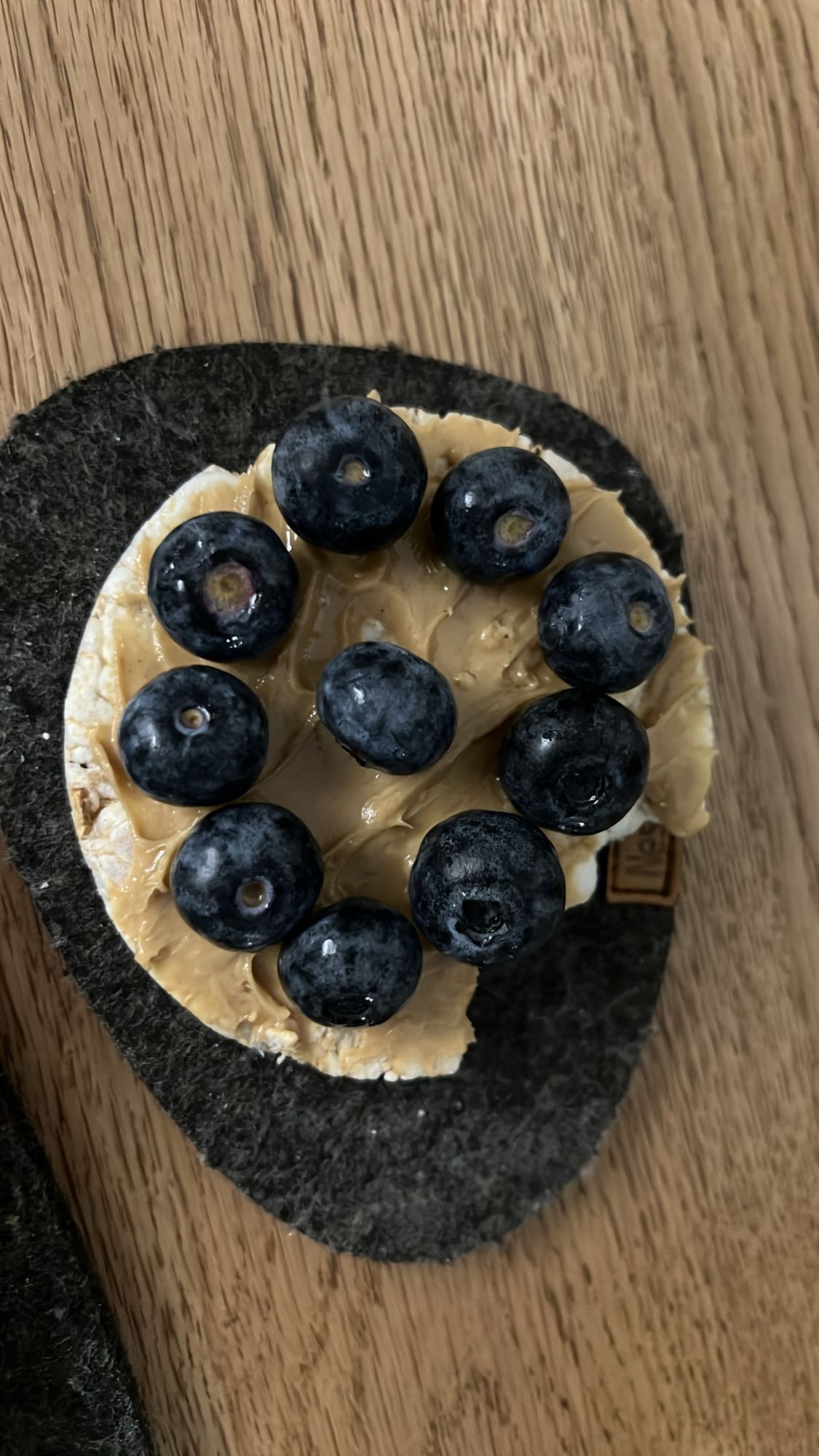 Rice cake with peanut butter & blueberries
