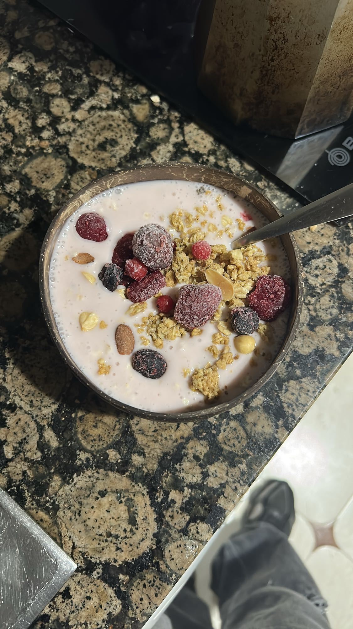 yogur con granola y frutos rojos