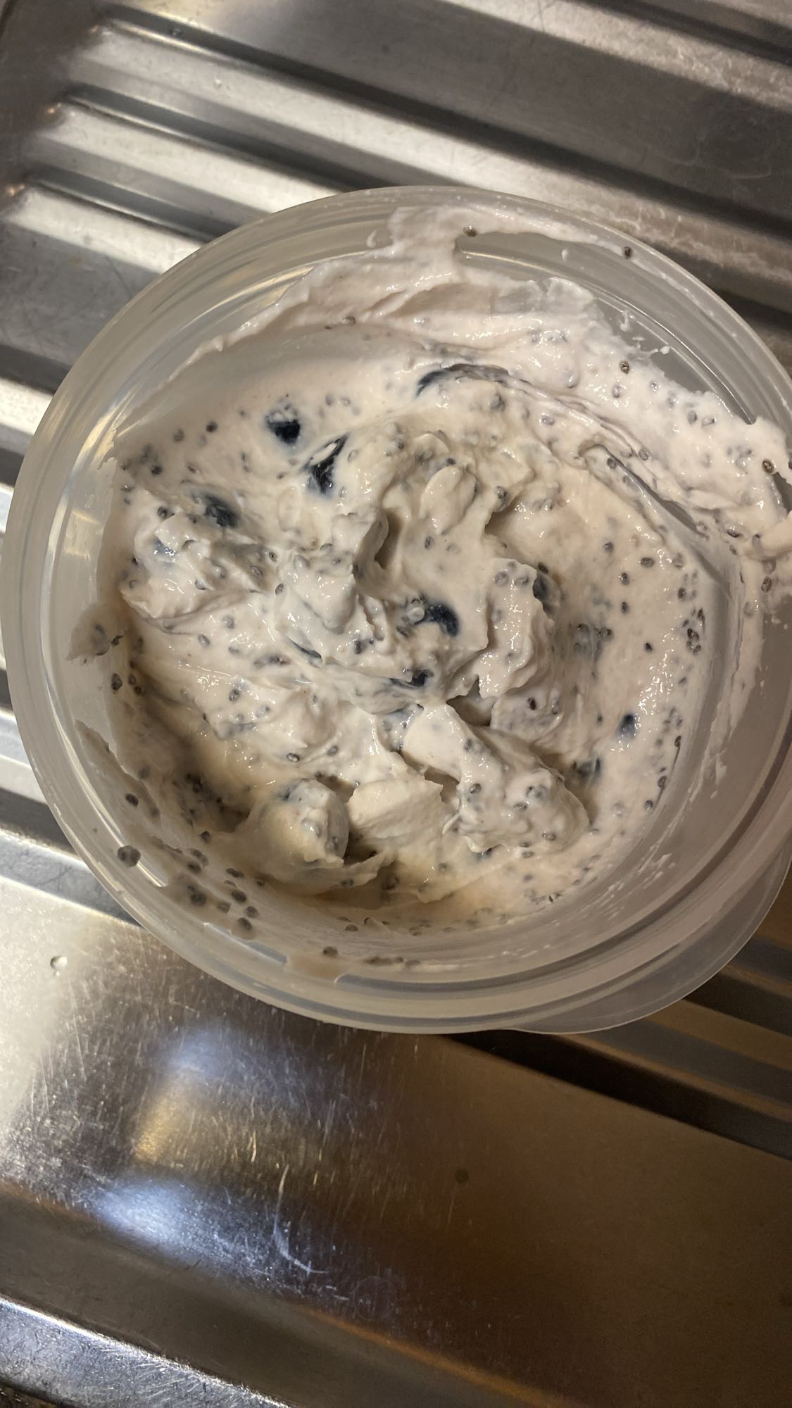 yogur proteico con arándanos, chía, avena y almendras