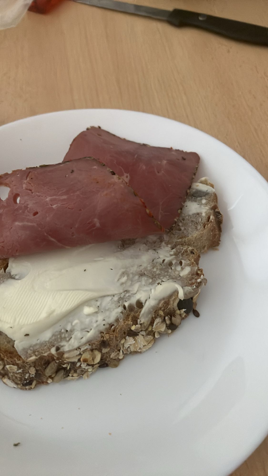 Pão integral com cream cheese e carne fria