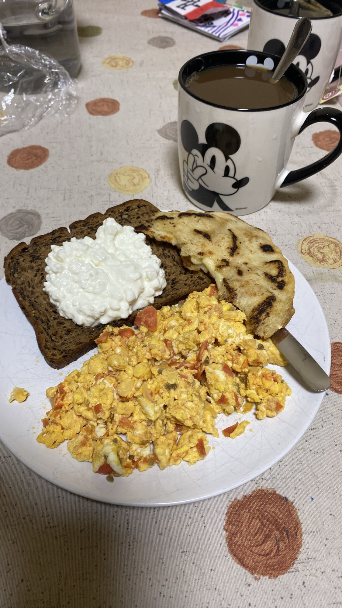 Desayuno con huevos y pan proteico