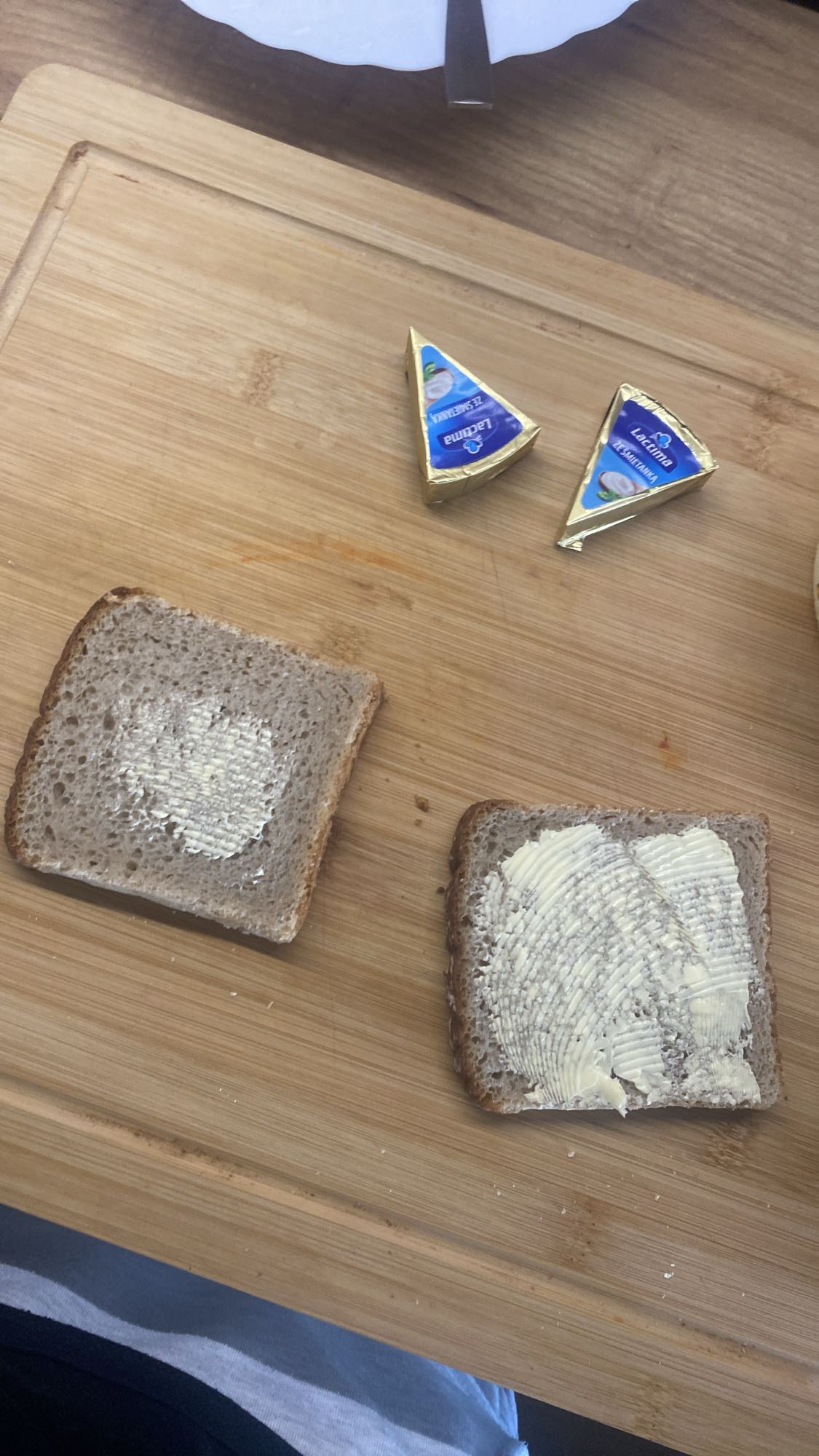 Chleb z masłem i serkiem