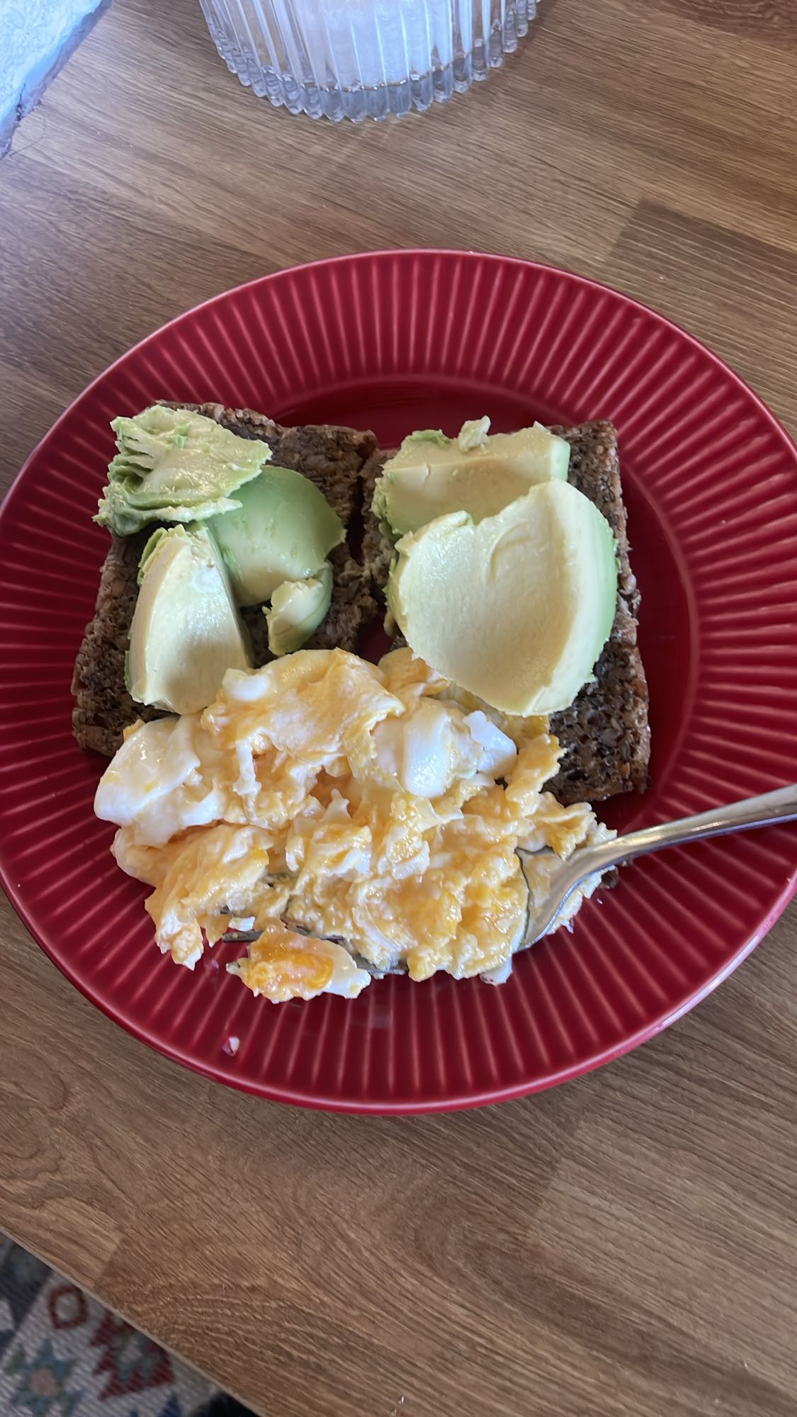 Jajka z awokado i chlebem