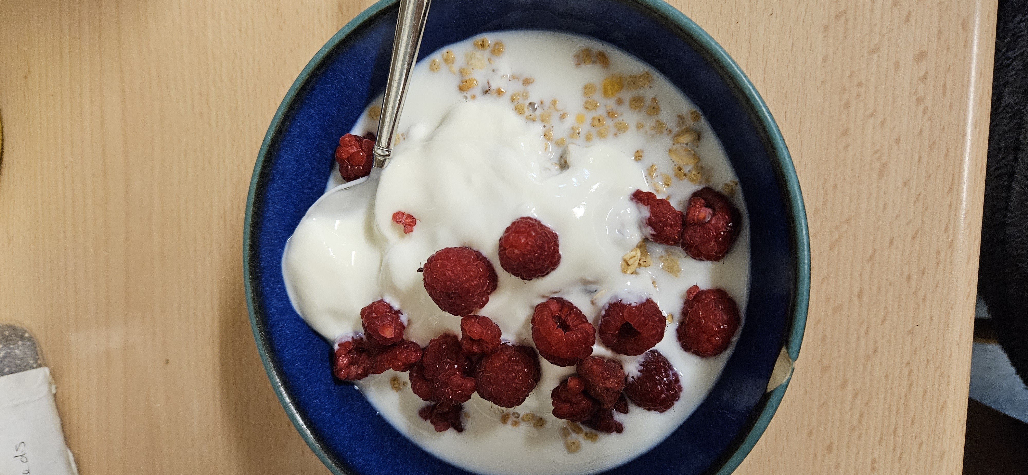 Yogurt muesli with raspberries