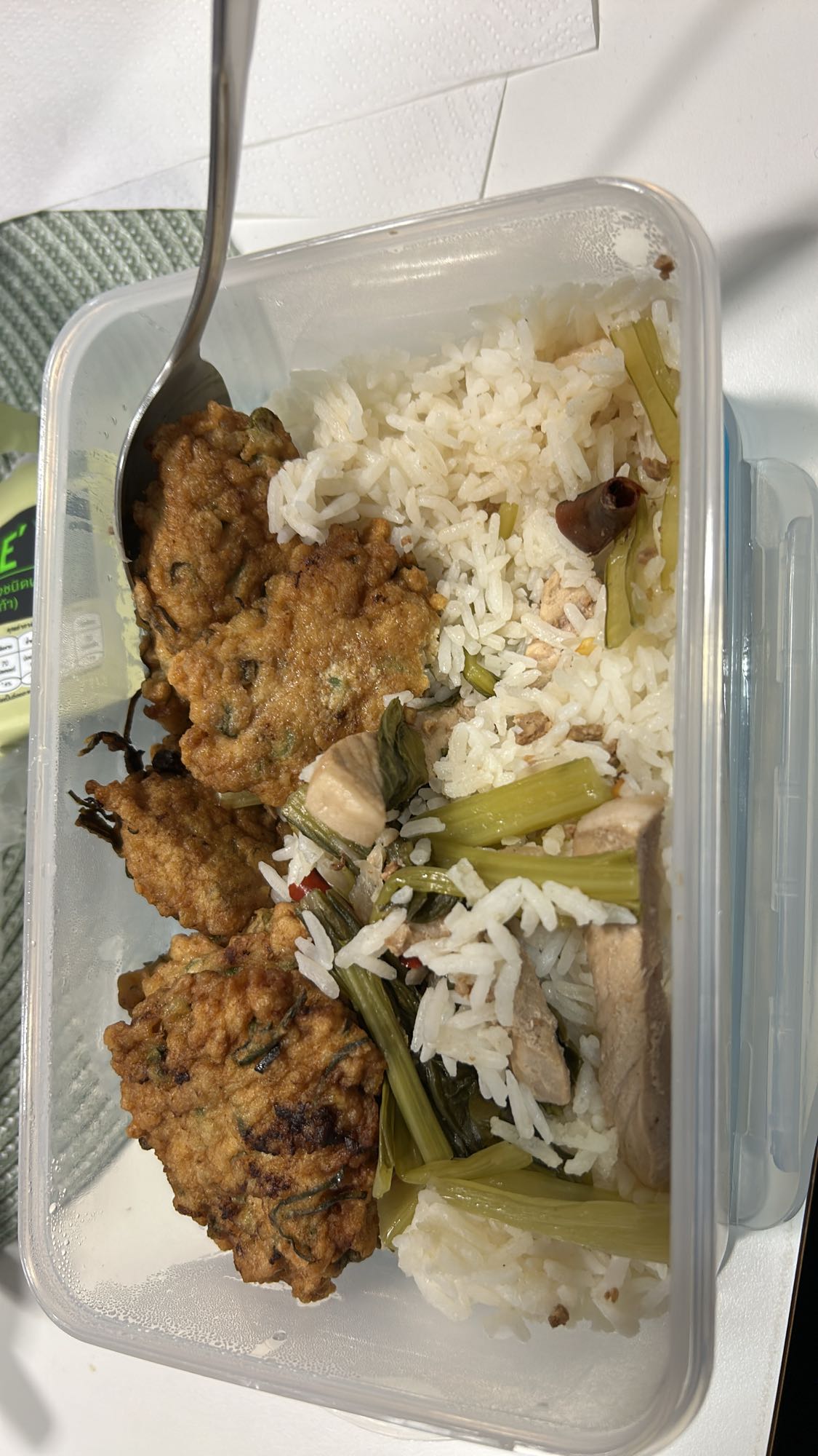 Ris med fiskekaker og grønnsaker