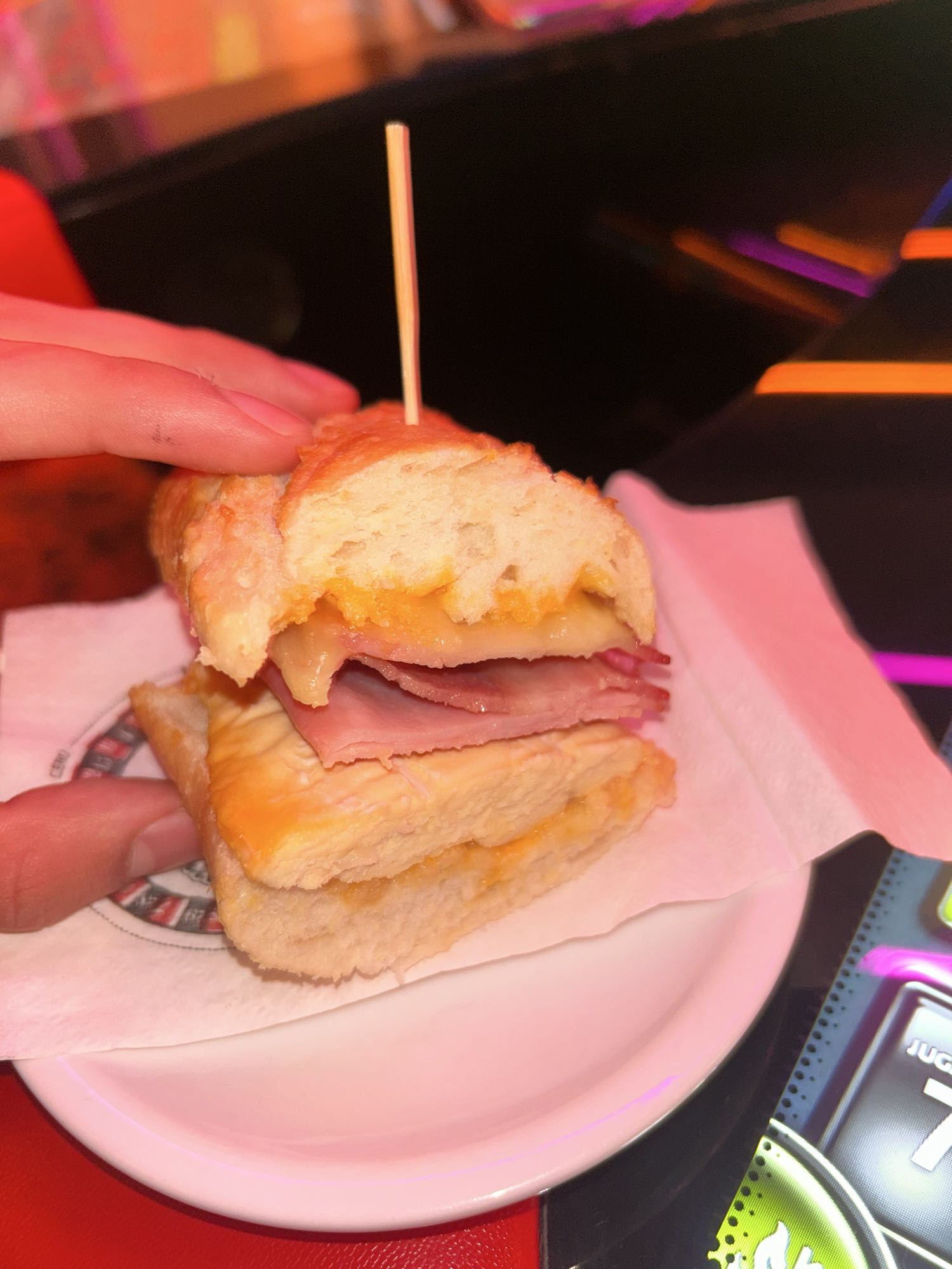 Bocadillo de jamón y queso