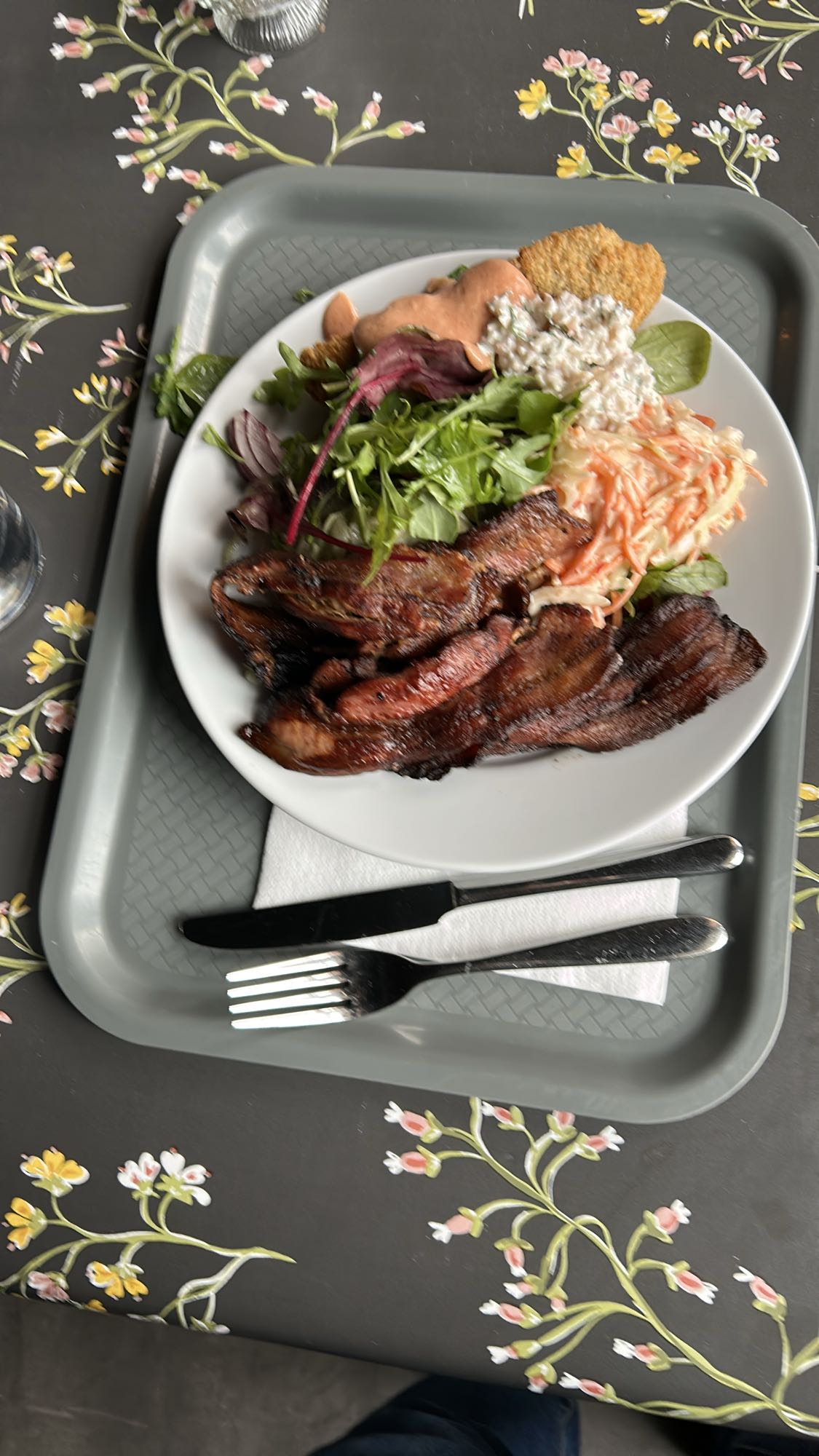 Grilltallrik med sallad