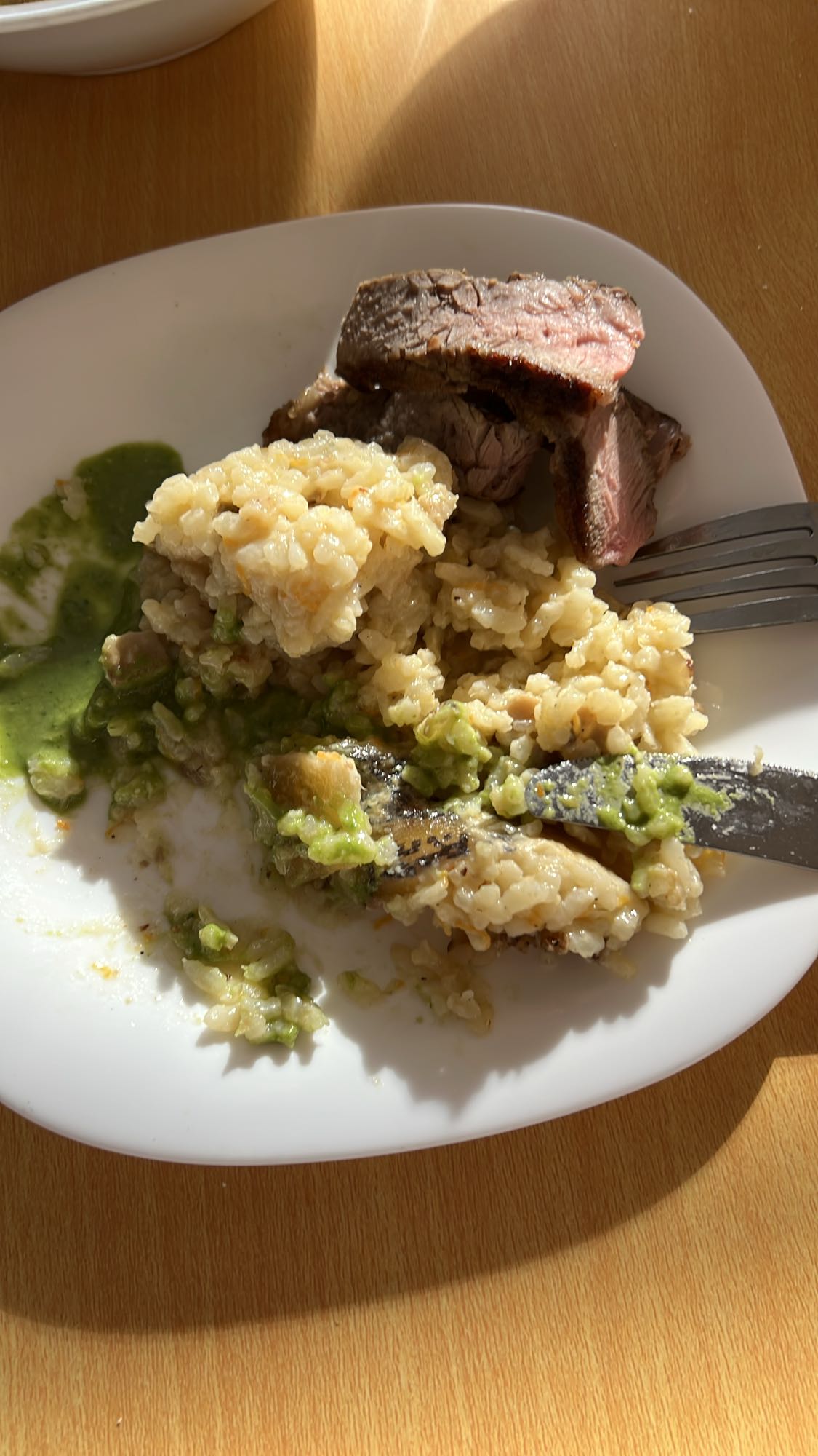 Orez cu vită și sos verde