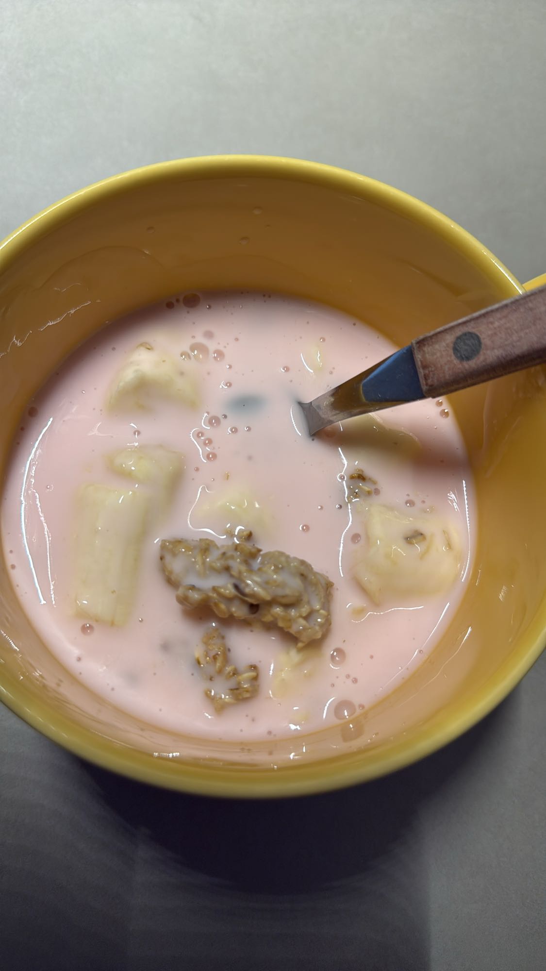 yogur rosa con plátano y cereal