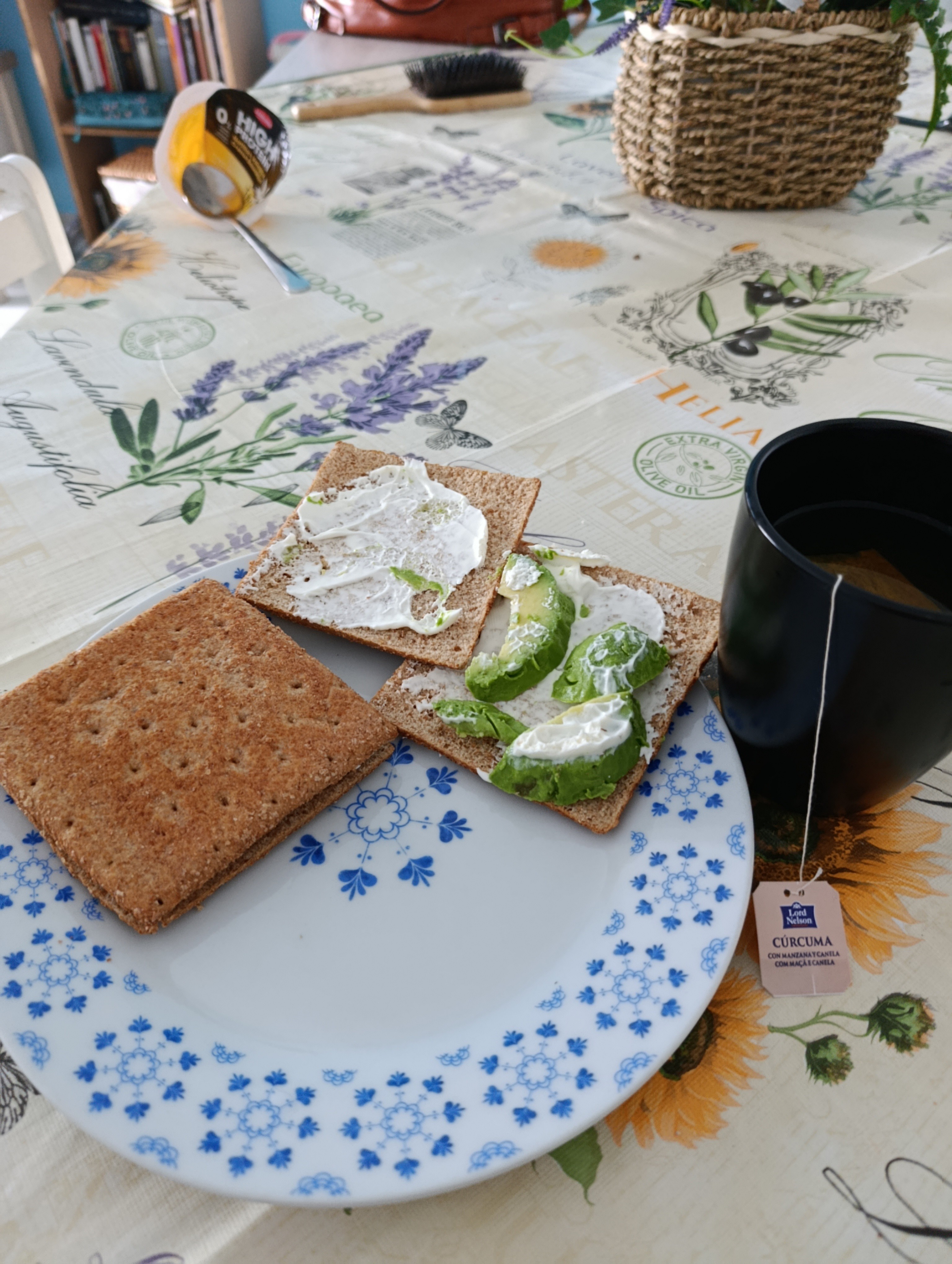 Tostadas con aguacate y té