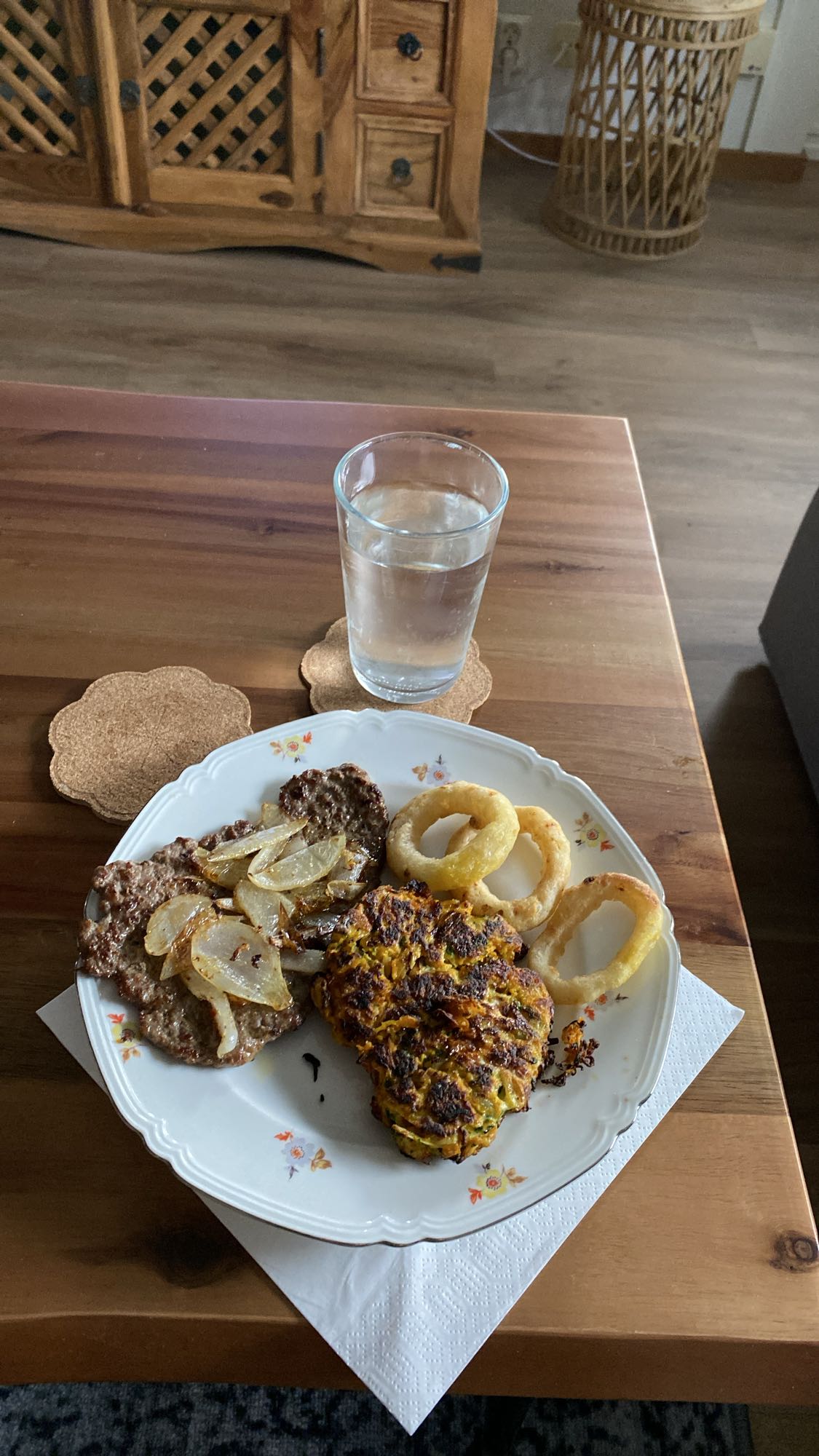 Biff, lök, grönsaksbiff, lökringar