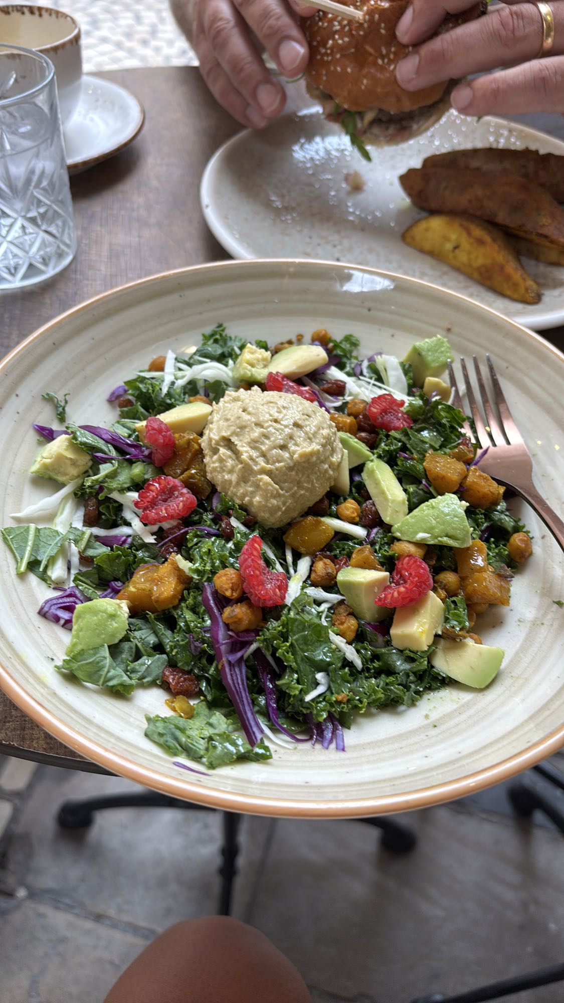 Grönkålssallad med hummus