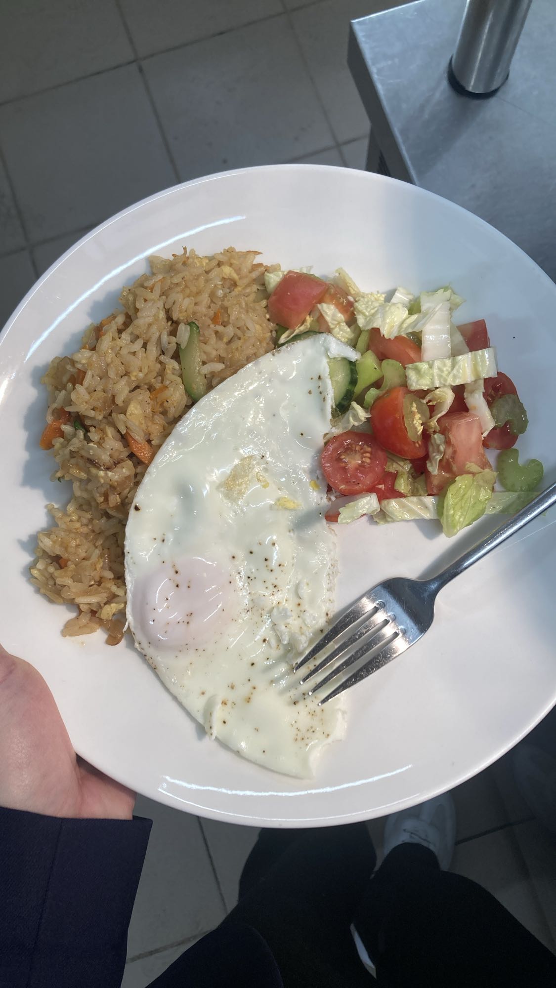 Ryż smażony z jajkiem i sałatką